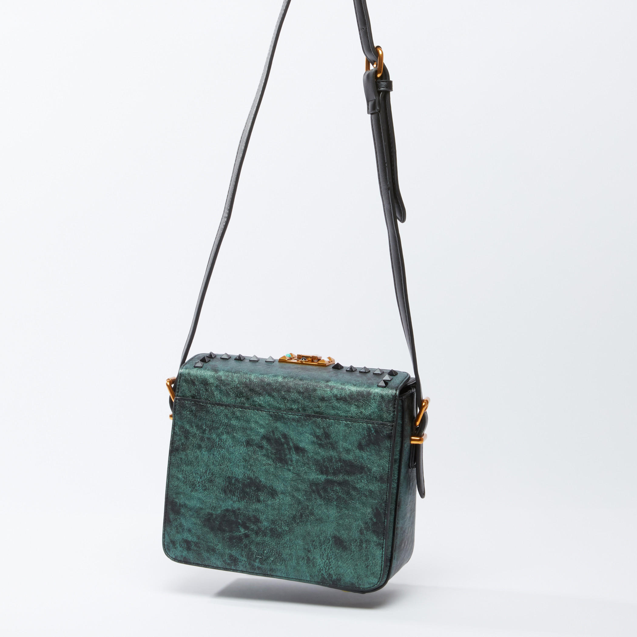 حقيبة كروس بودي مزيّنة بطيّة ورقعة-women-bagsandwallets-handbags-image-3