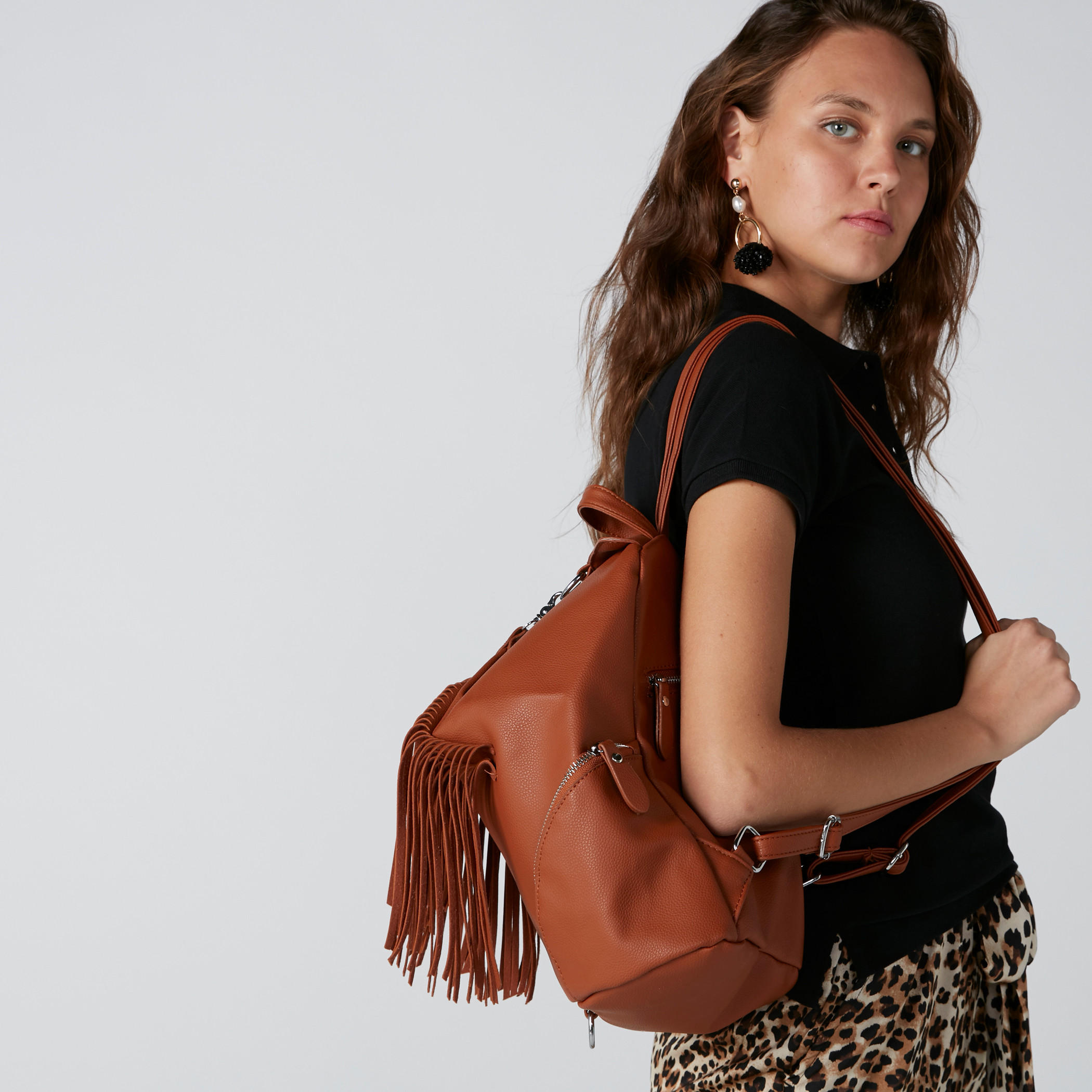 حقيبة ظهر بسحّاب إغلاق وشراشيب-women-bagsandwallets-handbags-image-3
