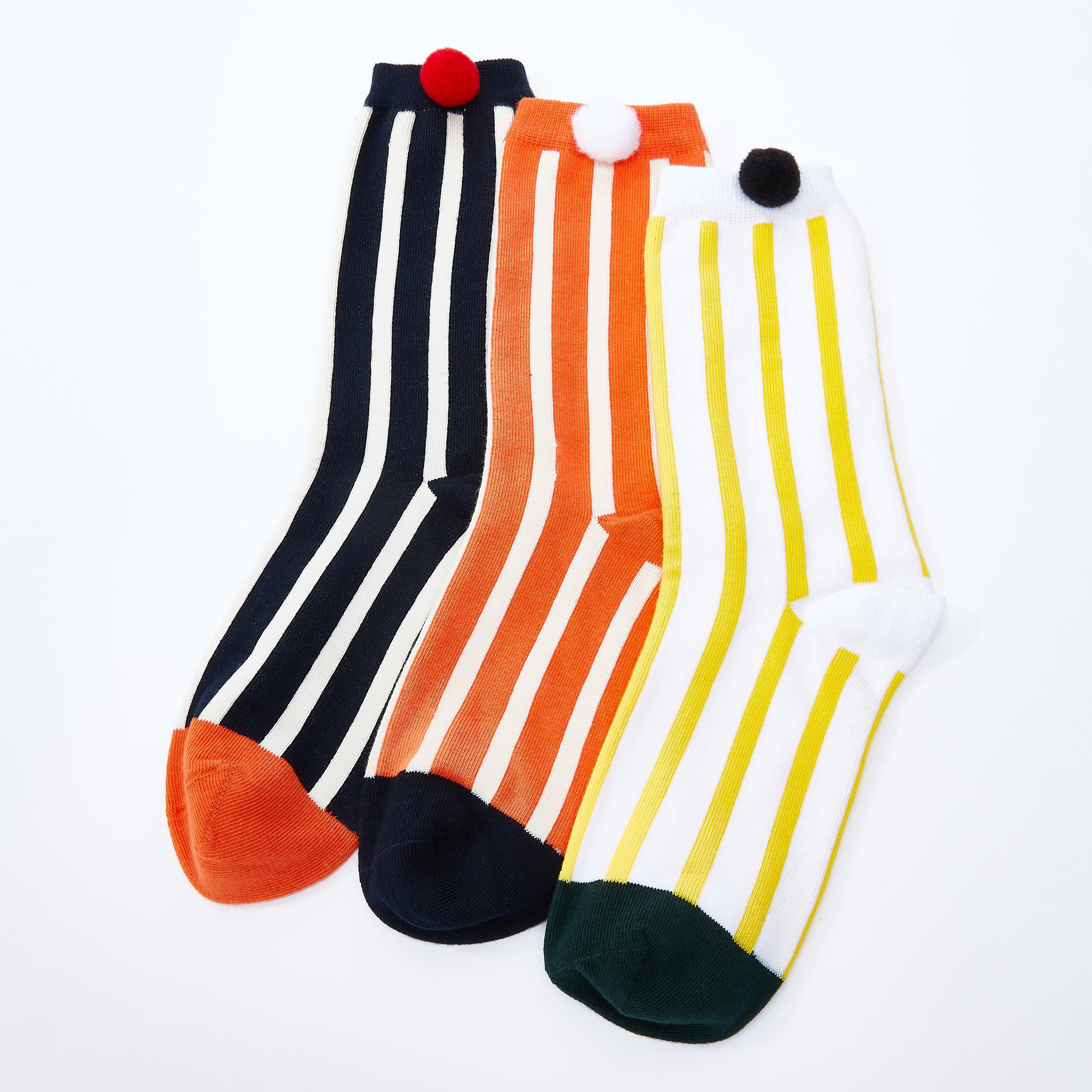 جوارب مقلّمة بطول متوسط مزيّنة بكرات بوم بوم - طقم من 3 أزواج-women-socksandstockings-image-3