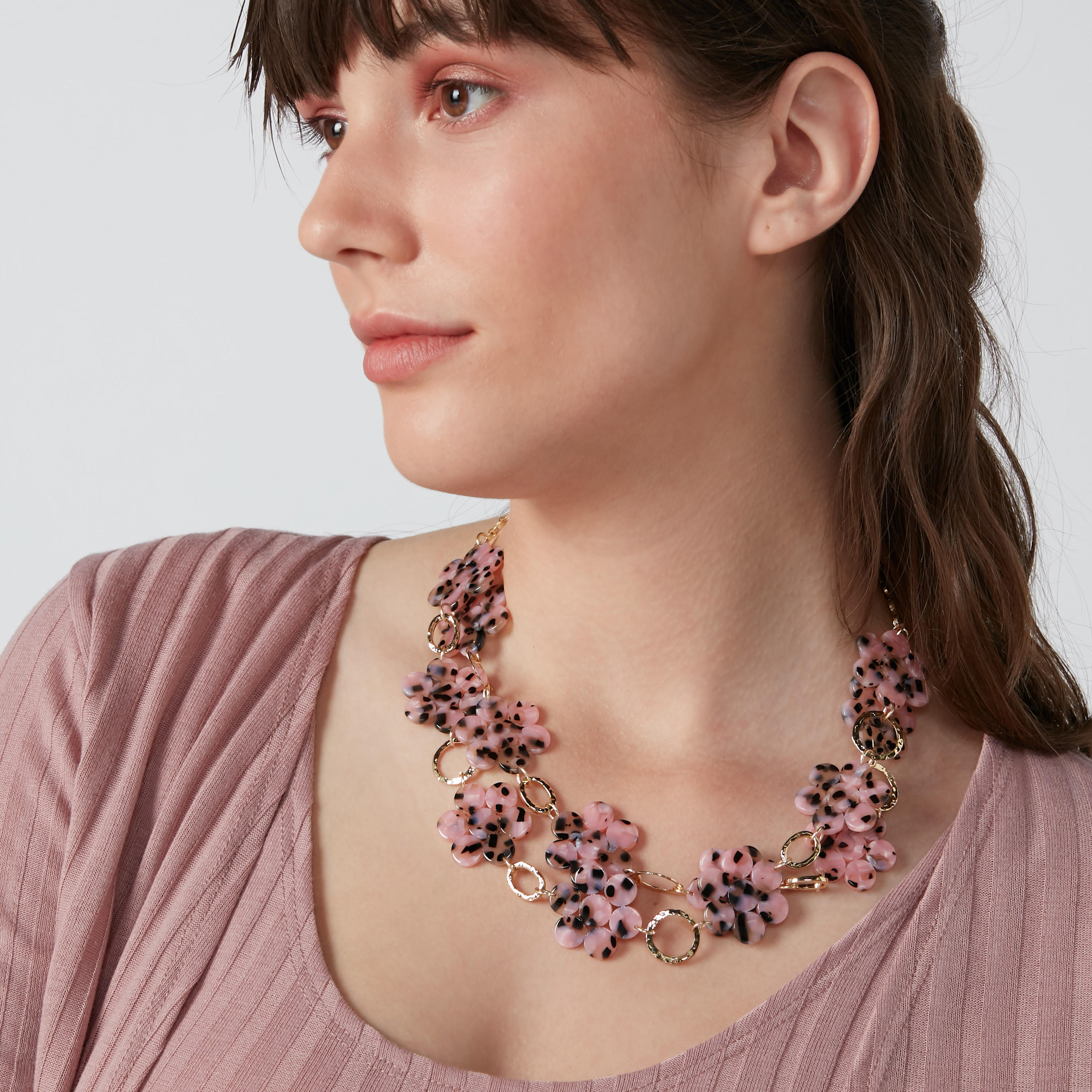 قلادة بمشبك إغلاق وتزيينات زهرية-women-watchesandjewellery-jewellery-necklacesandpendants-image-2