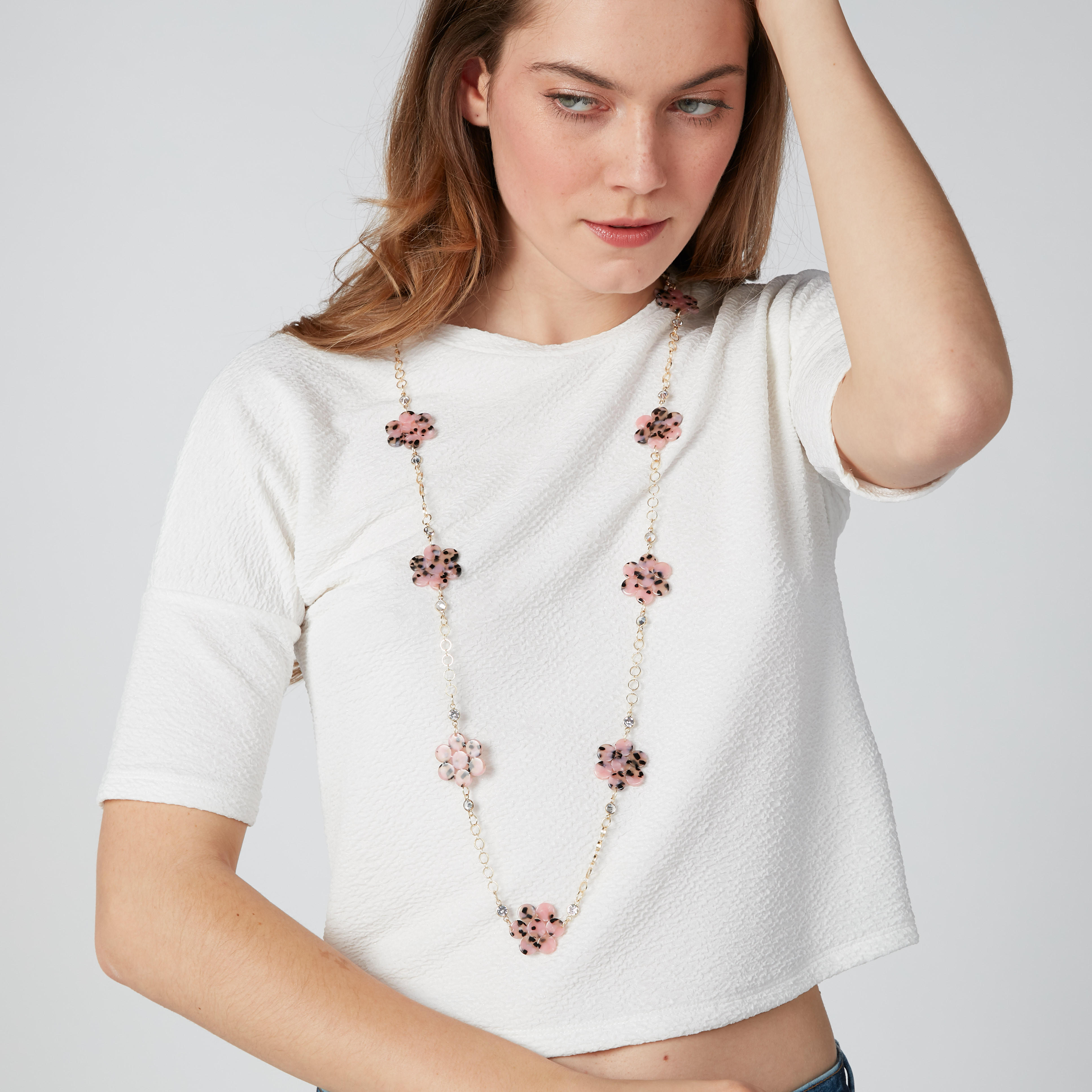 قلادة بتفاصيل مرصّعة وتزيينات زهرية-women-watchesandjewellery-jewellery-necklacesandpendants-image-2