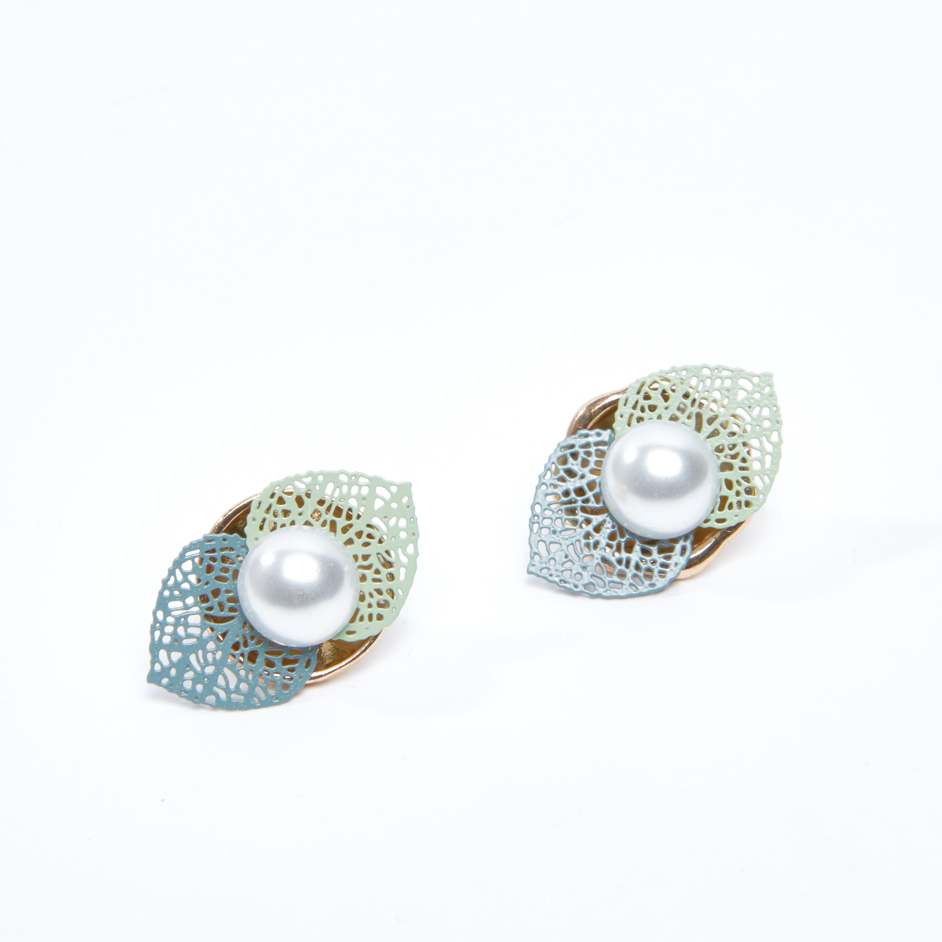 أقراط مرصّعة بتفاصيل لؤلؤ ومكبس إغلاق-women-watchesandjewellery-jewellery-earrings-image-1