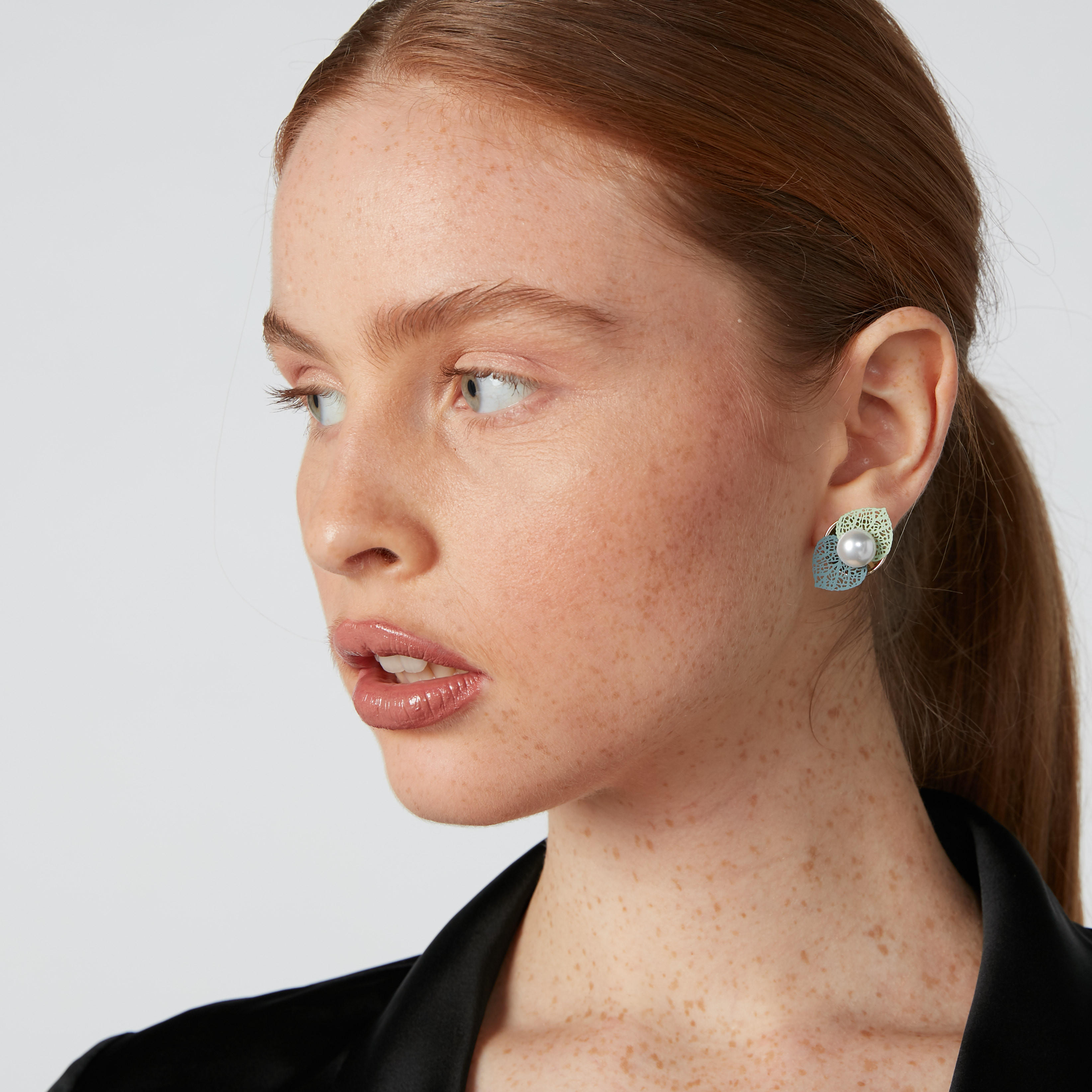 أقراط مرصّعة بتفاصيل لؤلؤ ومكبس إغلاق-women-watchesandjewellery-jewellery-earrings-image-2