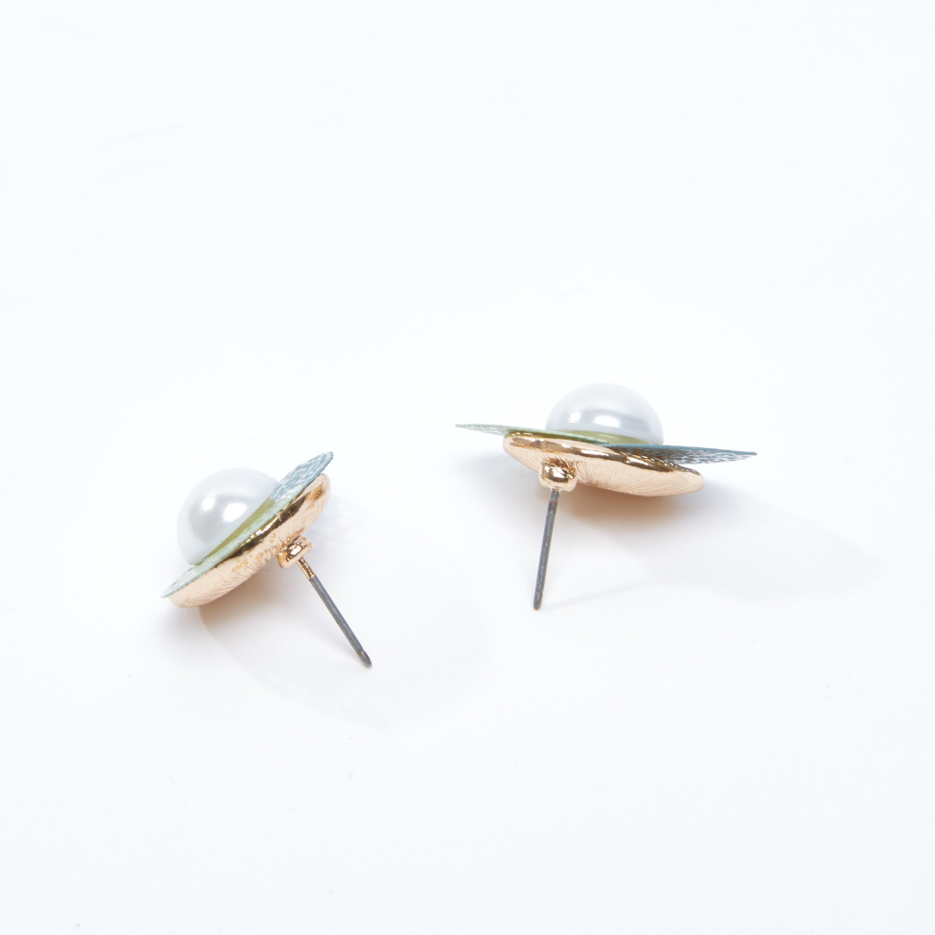 أقراط مرصّعة بتفاصيل لؤلؤ ومكبس إغلاق-women-watchesandjewellery-jewellery-earrings-image-3