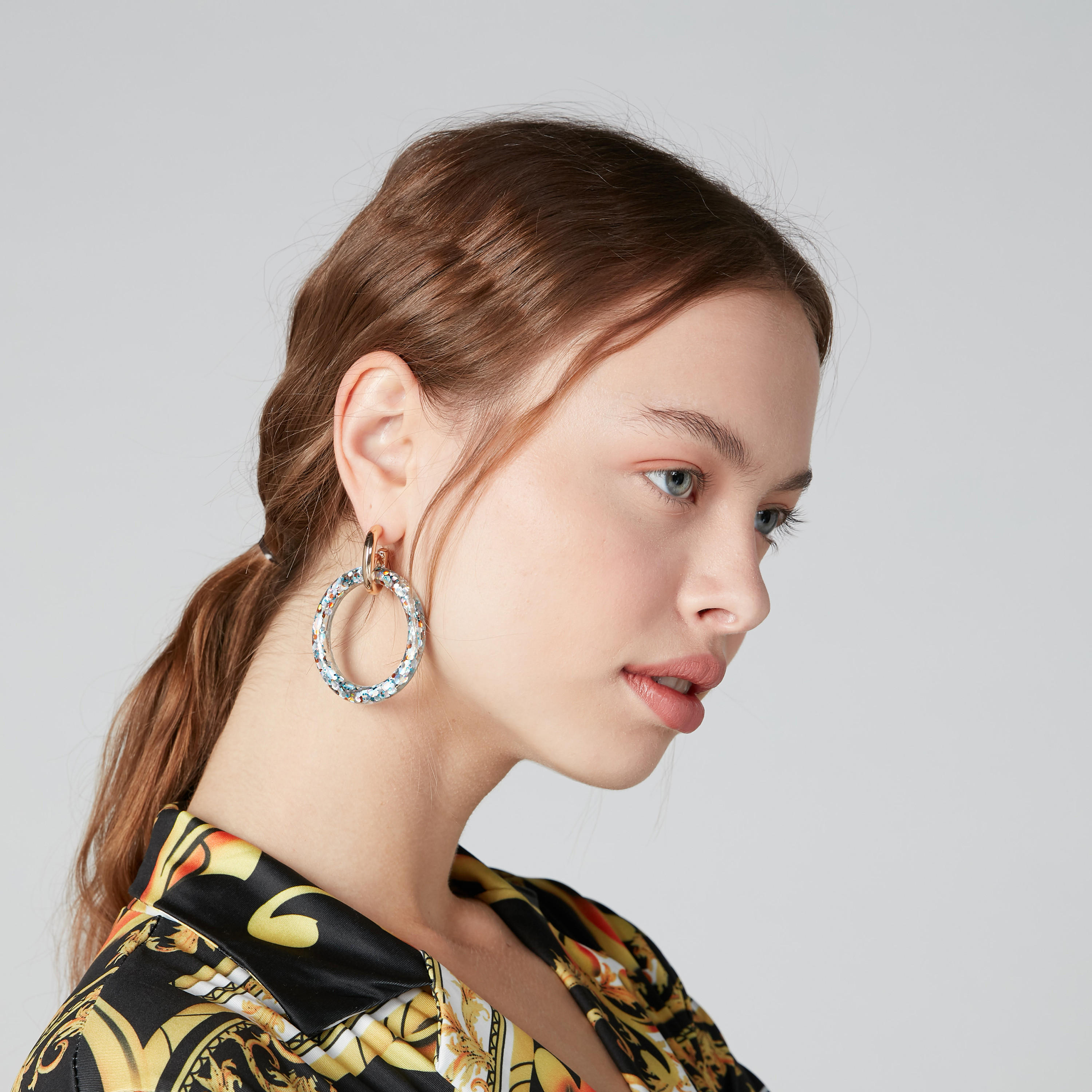 أقراط بمكبس إغلاق وتفاصيل ميتاليك-women-watchesandjewellery-jewellery-earrings-image-2