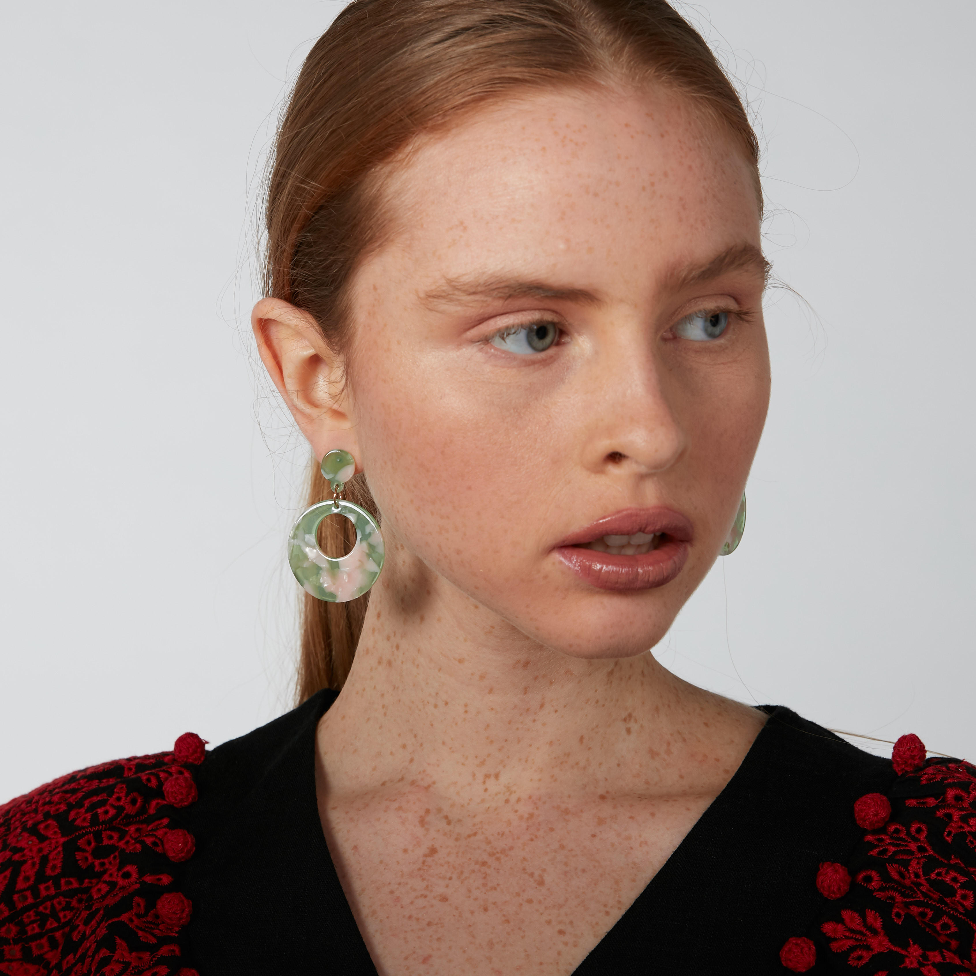 أقراط متدليّة مستديرة بمكبس إغلاق وطبعات-women-watchesandjewellery-jewellery-earrings-image-2