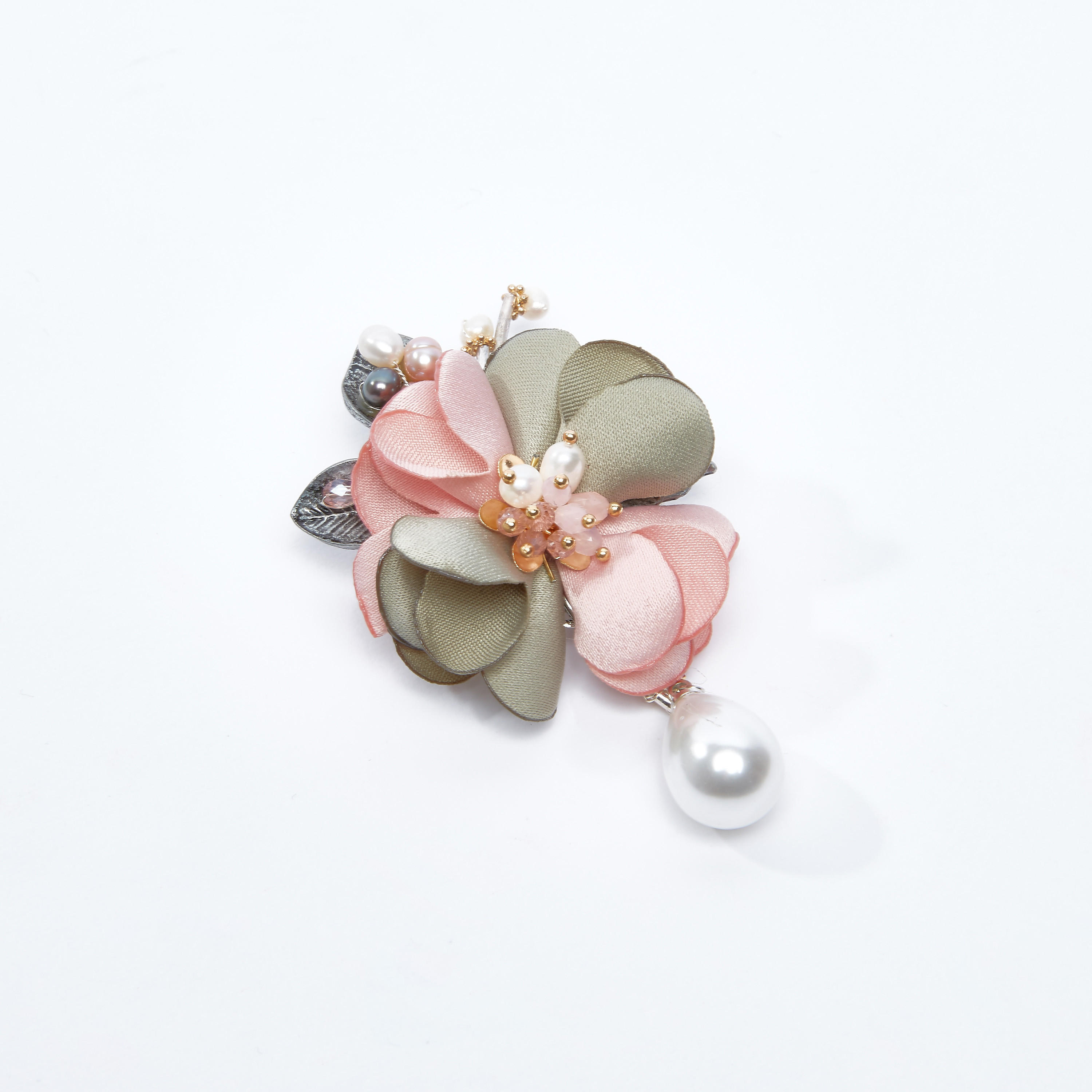 بروش زهري بتفاصيل لؤلؤ-women-watchesandjewellery-jewellery-brooches-image-1