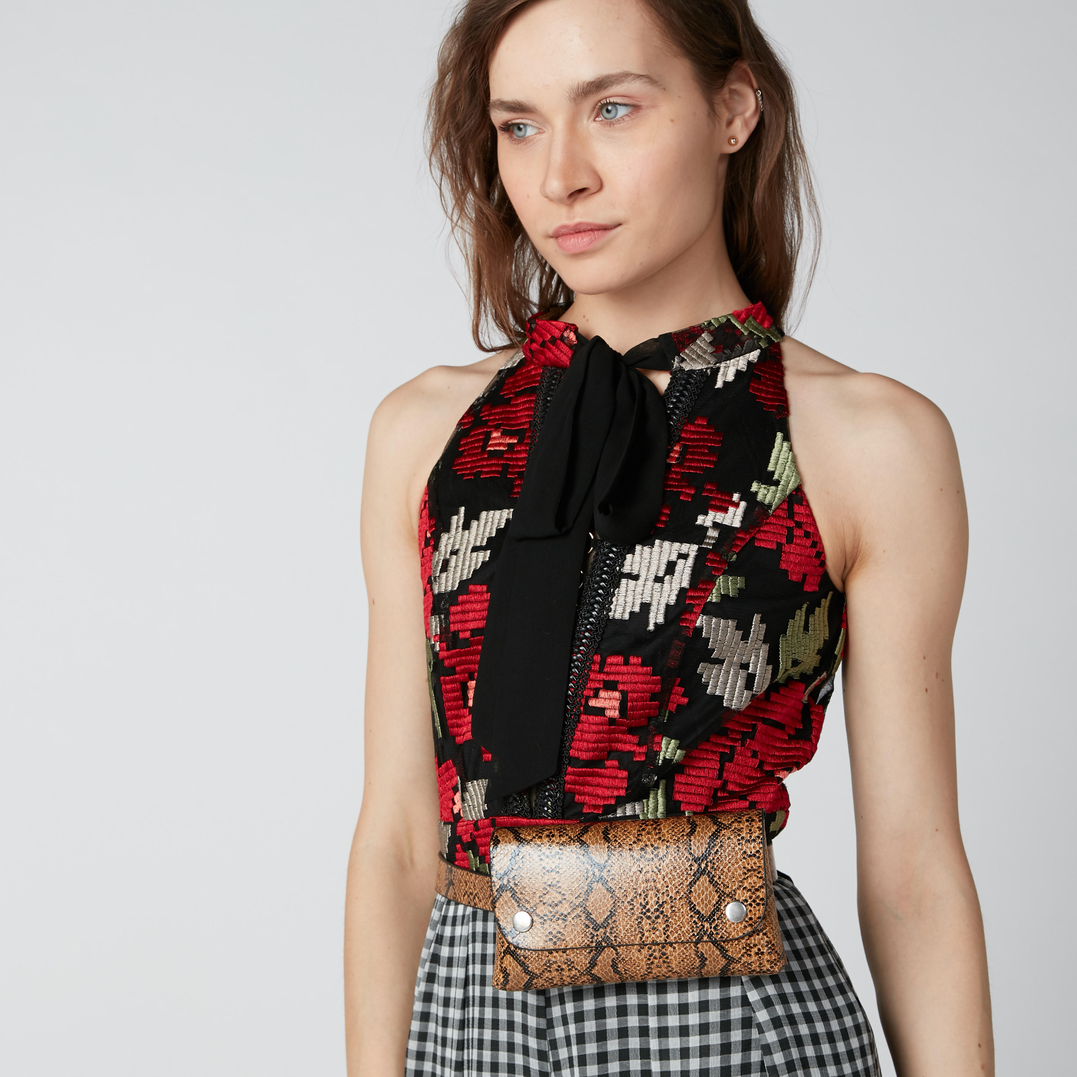 محفظة بطيّة وحزام بإبزيم بدبوس قابل للتعديل وطبعات-women-clothingaccessories-belts-image-2
