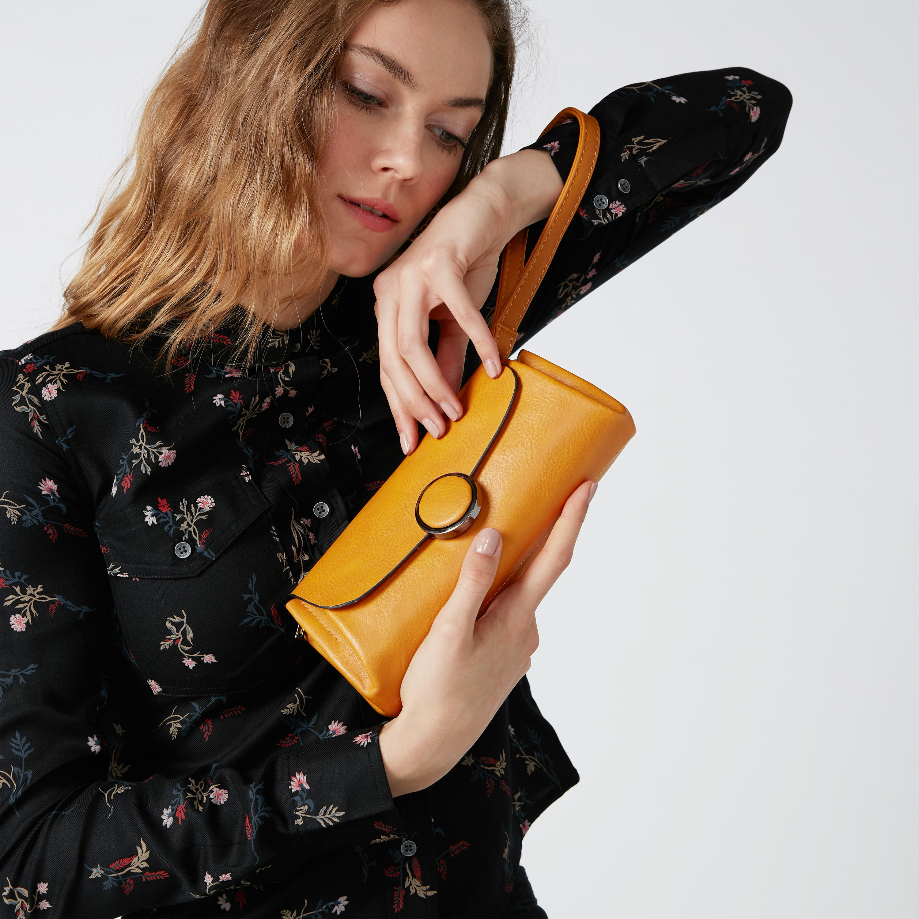 محفظة بطيّة وحزام قابل للفصل-women-bagsandwallets-wallets-image-2