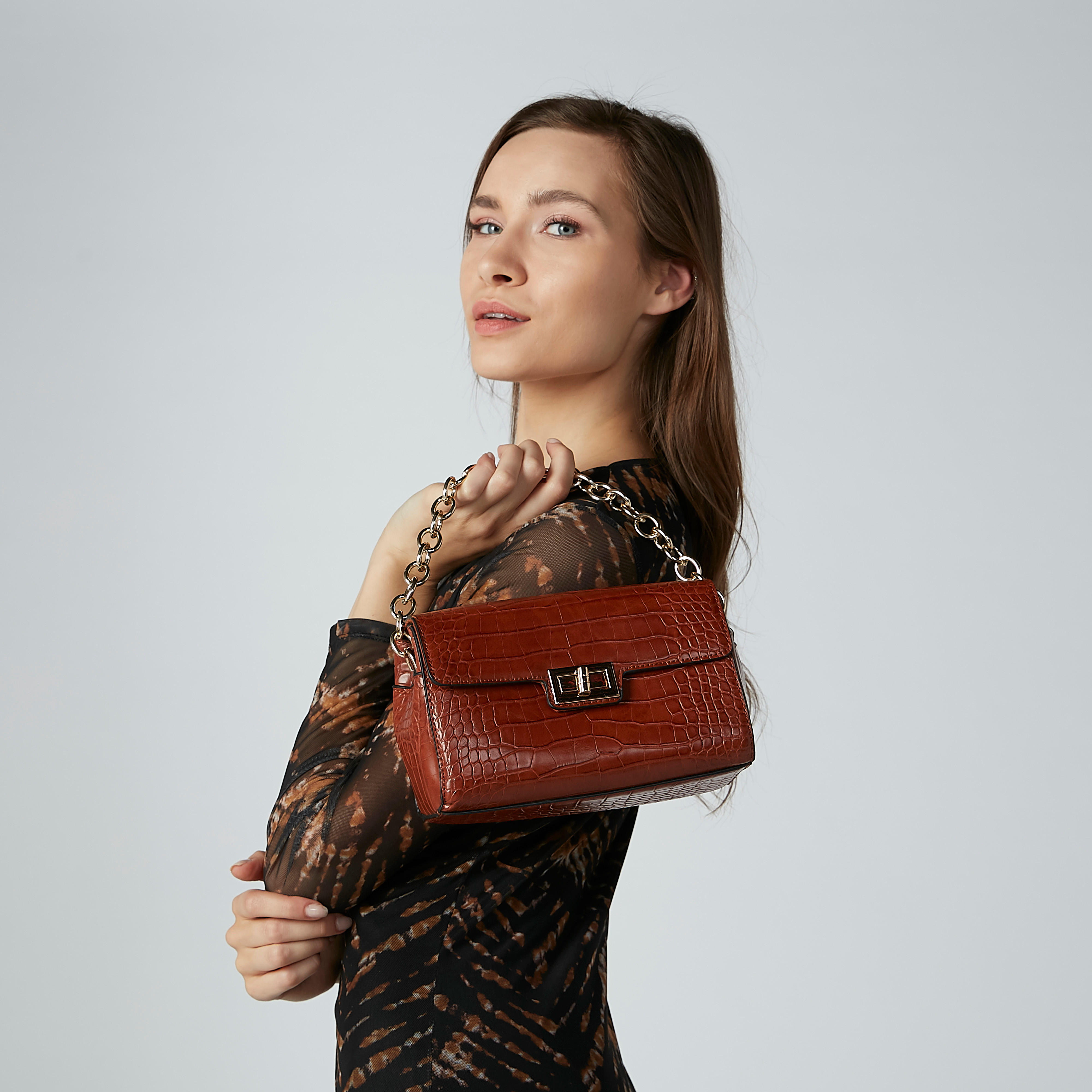 حقيبة ساتشيل بارزة الملمس بقفل إغلاق دوّار وحمّالة قابلة للتعديل-women-bagsandwallets-handbags-image-2