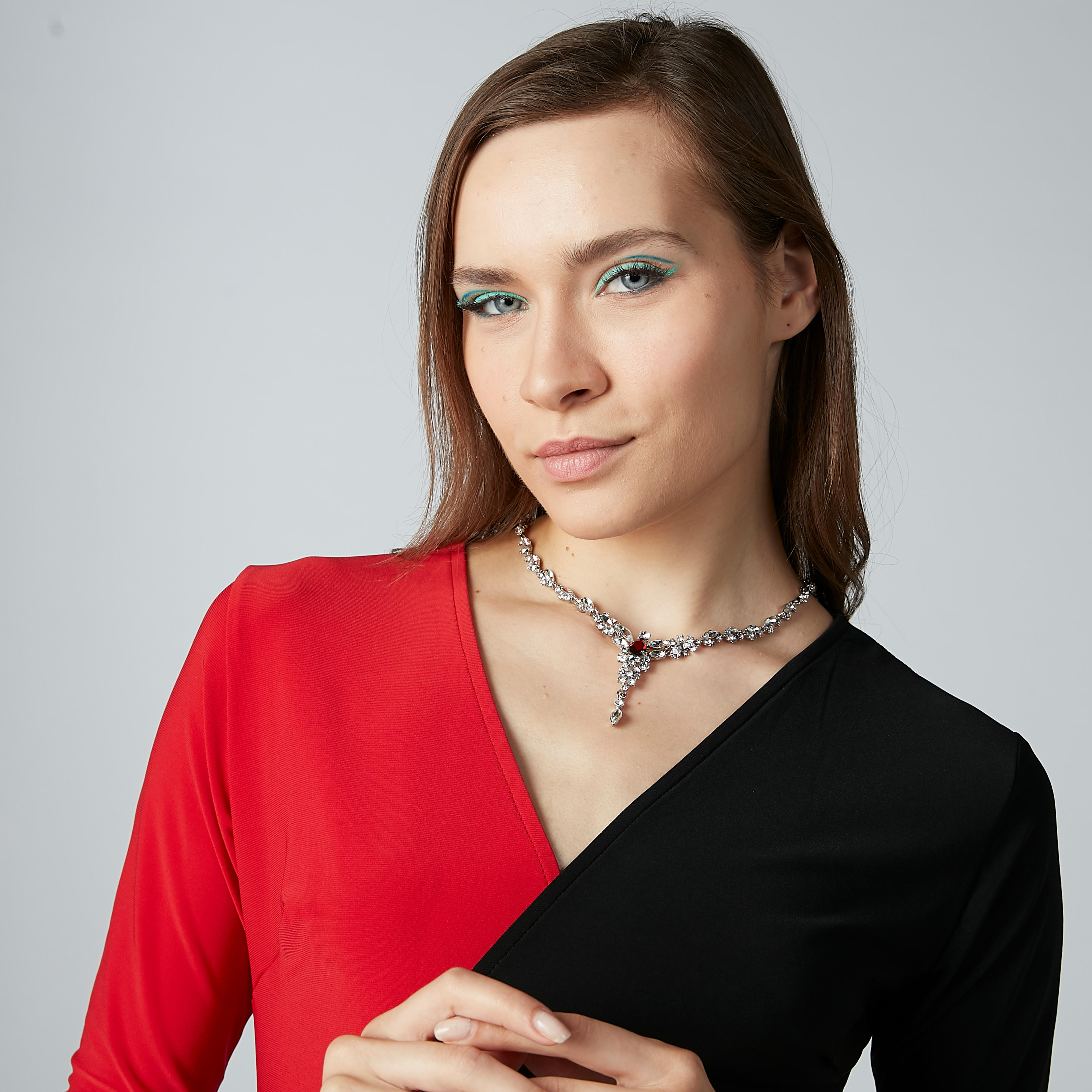 طقم مرصّع من قلادة بدلاية وأقراط-women-watchesandjewellery-jewellery-necklacesandpendants-image-2