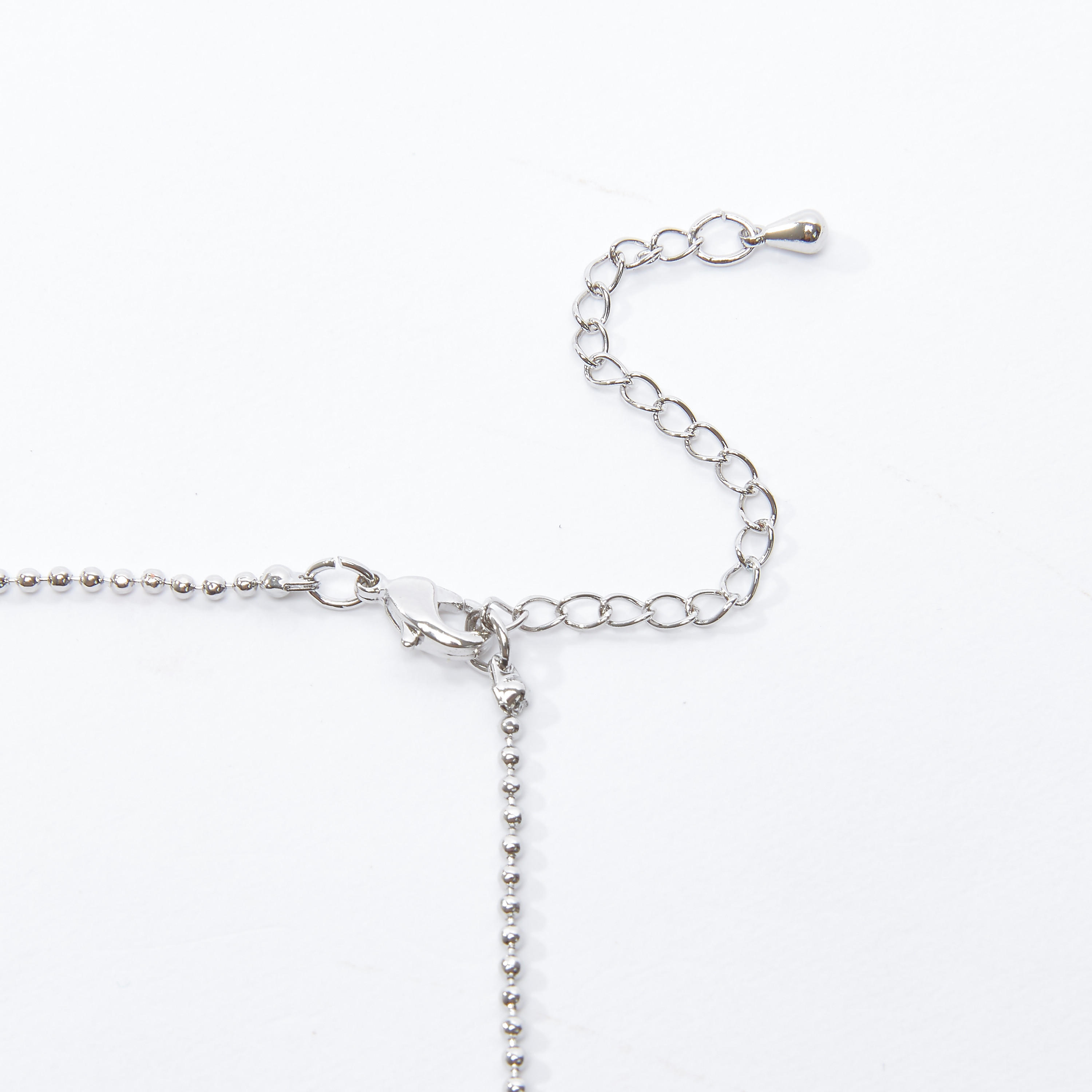 قلادة مرصّعة بدلّاية ومشبك إغلاق-women-watchesandjewellery-jewellery-necklacesandpendants-image-3