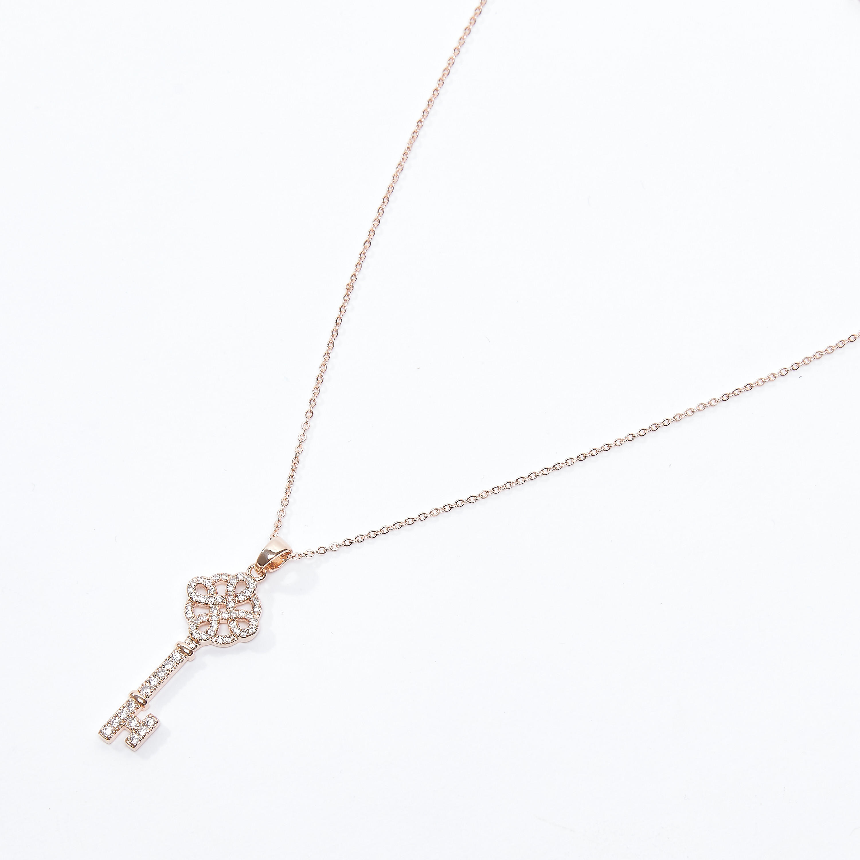 قلادة بدلّاية مفتاح مرصّعة ومشبك إغلاق-women-watchesandjewellery-jewellery-necklacesandpendants-image-1