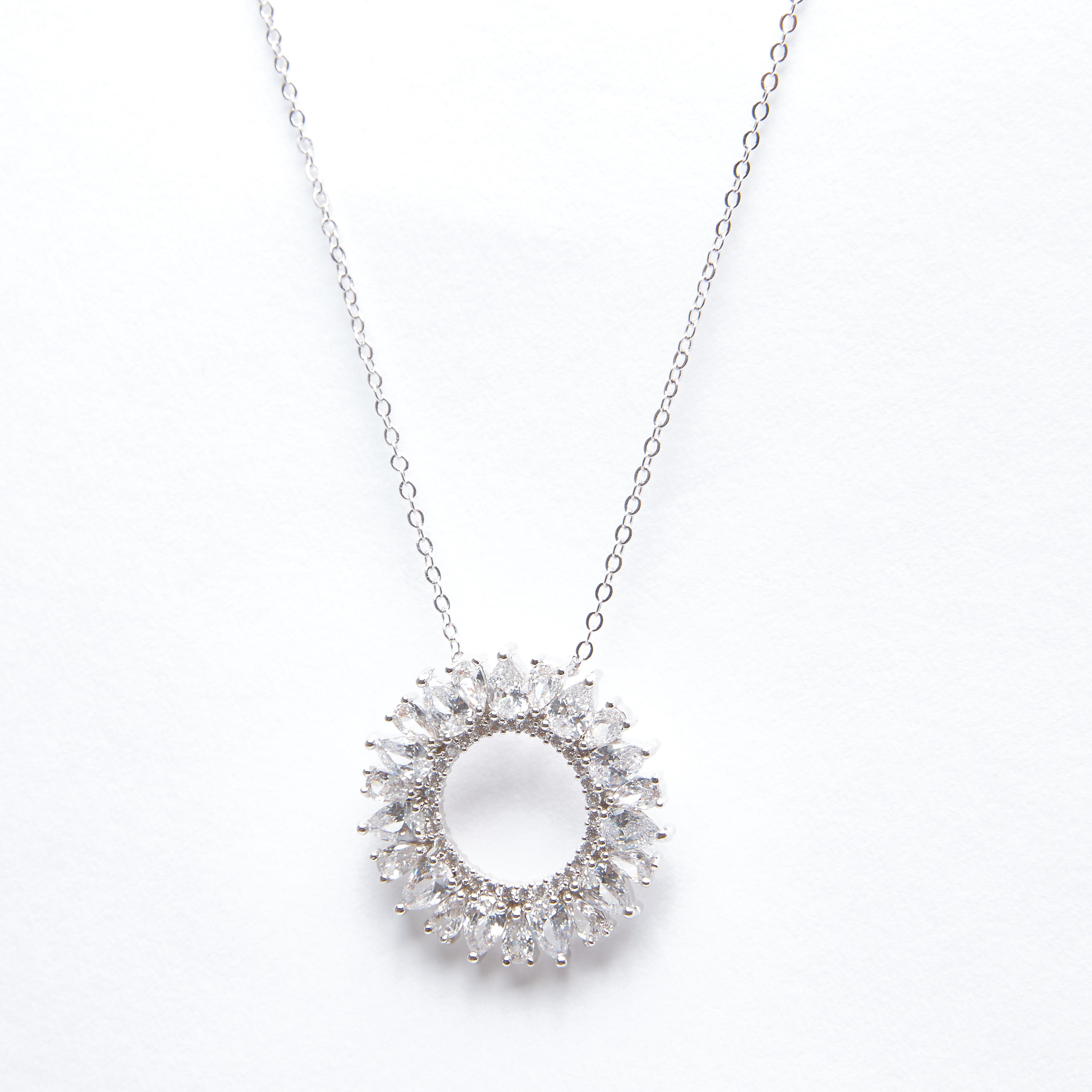 قلادة مرصّعة بدلّاية ومشبك إغلاق-women-watchesandjewellery-jewellery-necklacesandpendants-image-3