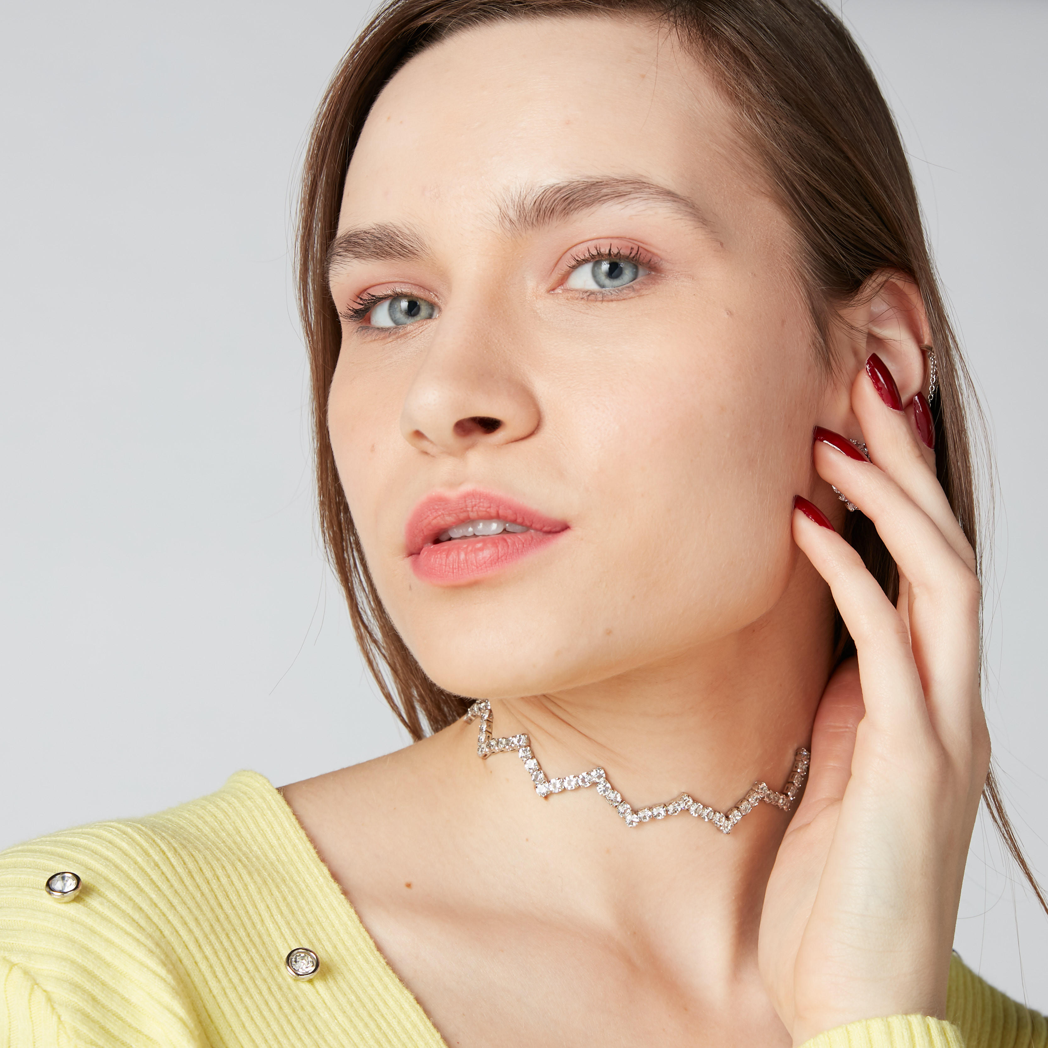 قلادة طوق مرصّعة بمشبك إغلاق-women-watchesandjewellery-jewellery-necklacesandpendants-image-2