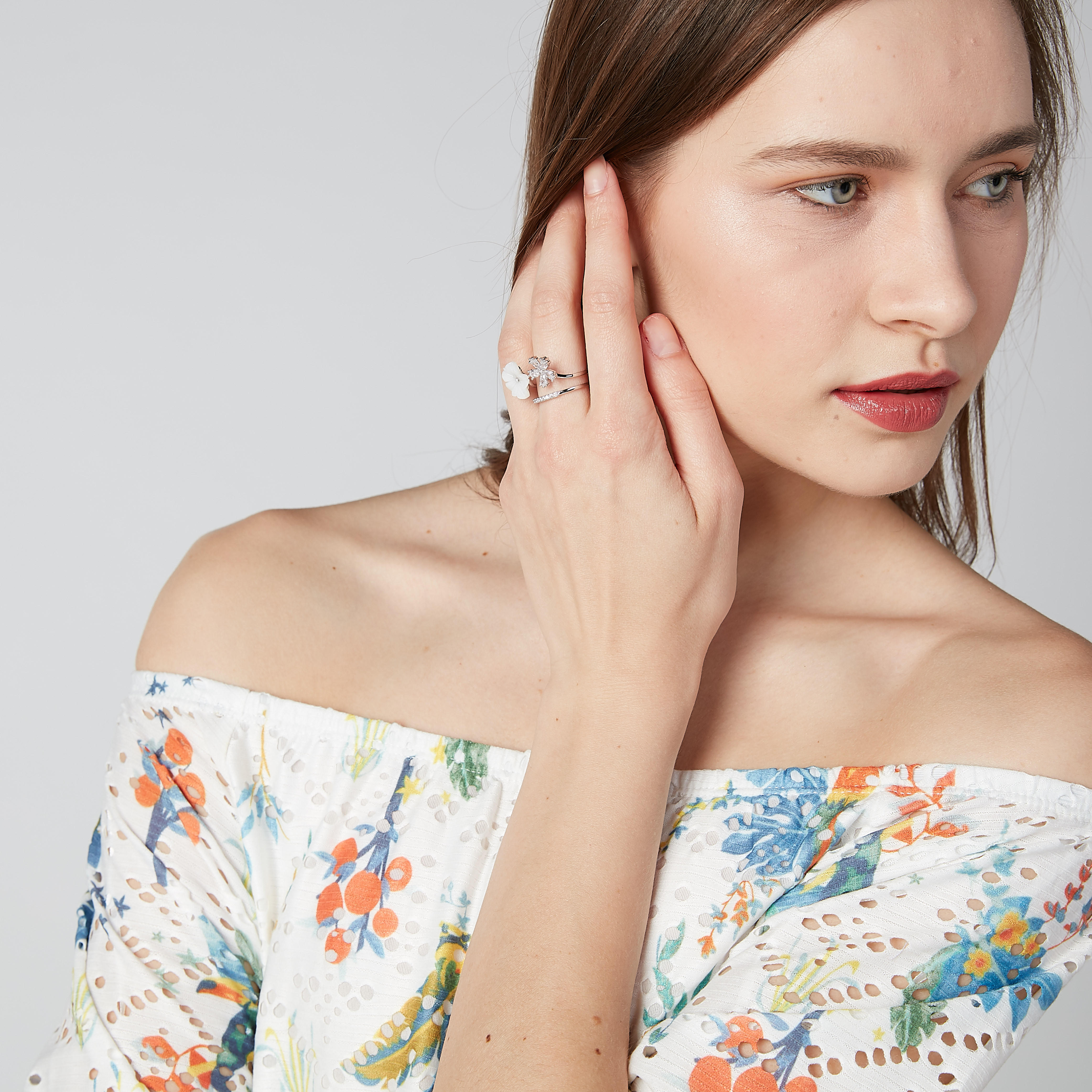 خاتم بنهاية مفتوحة مرصّع بتزيينات زهرية-women-watchesandjewellery-jewellery-rings-image-2