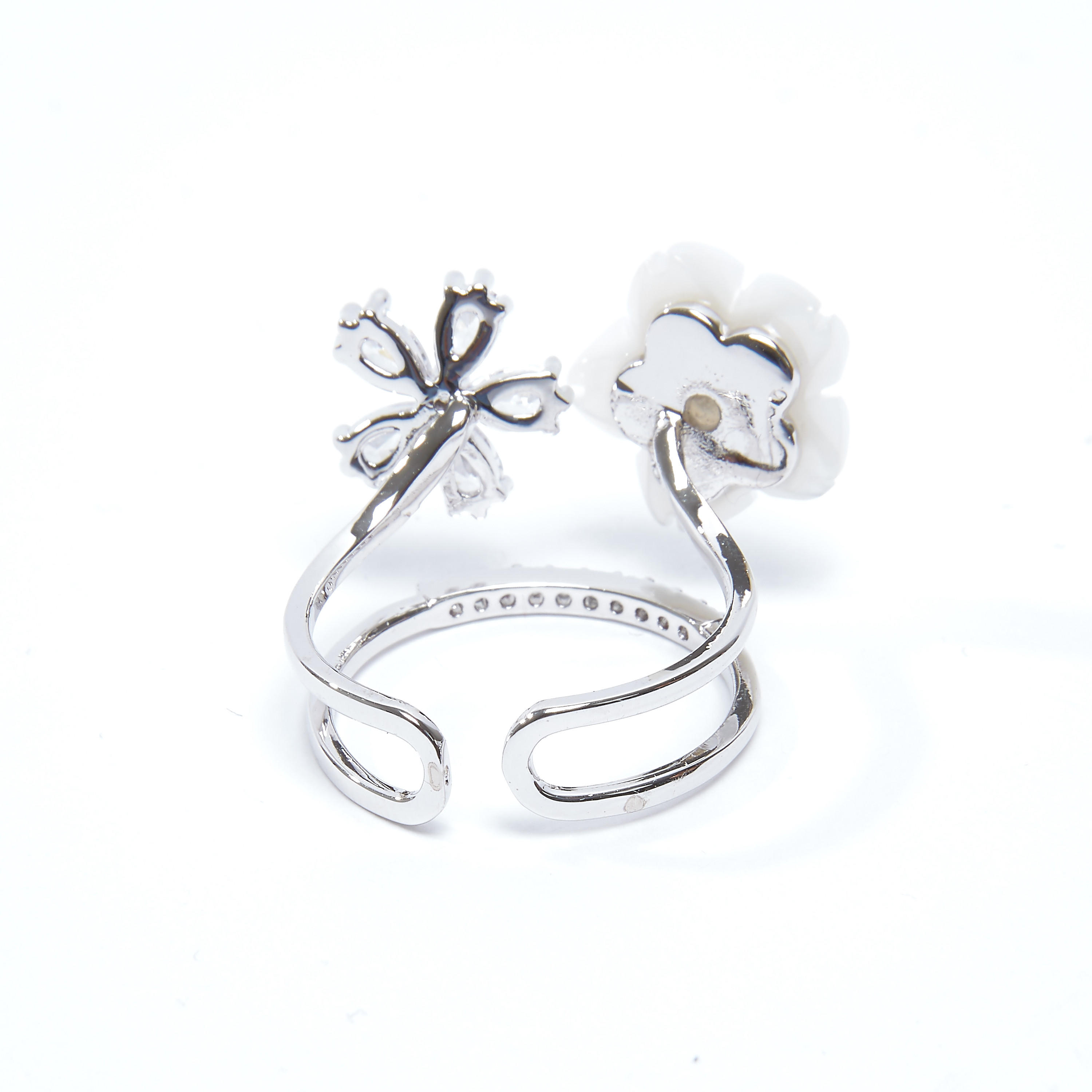 خاتم بنهاية مفتوحة مرصّع بتزيينات زهرية-women-watchesandjewellery-jewellery-rings-image-3