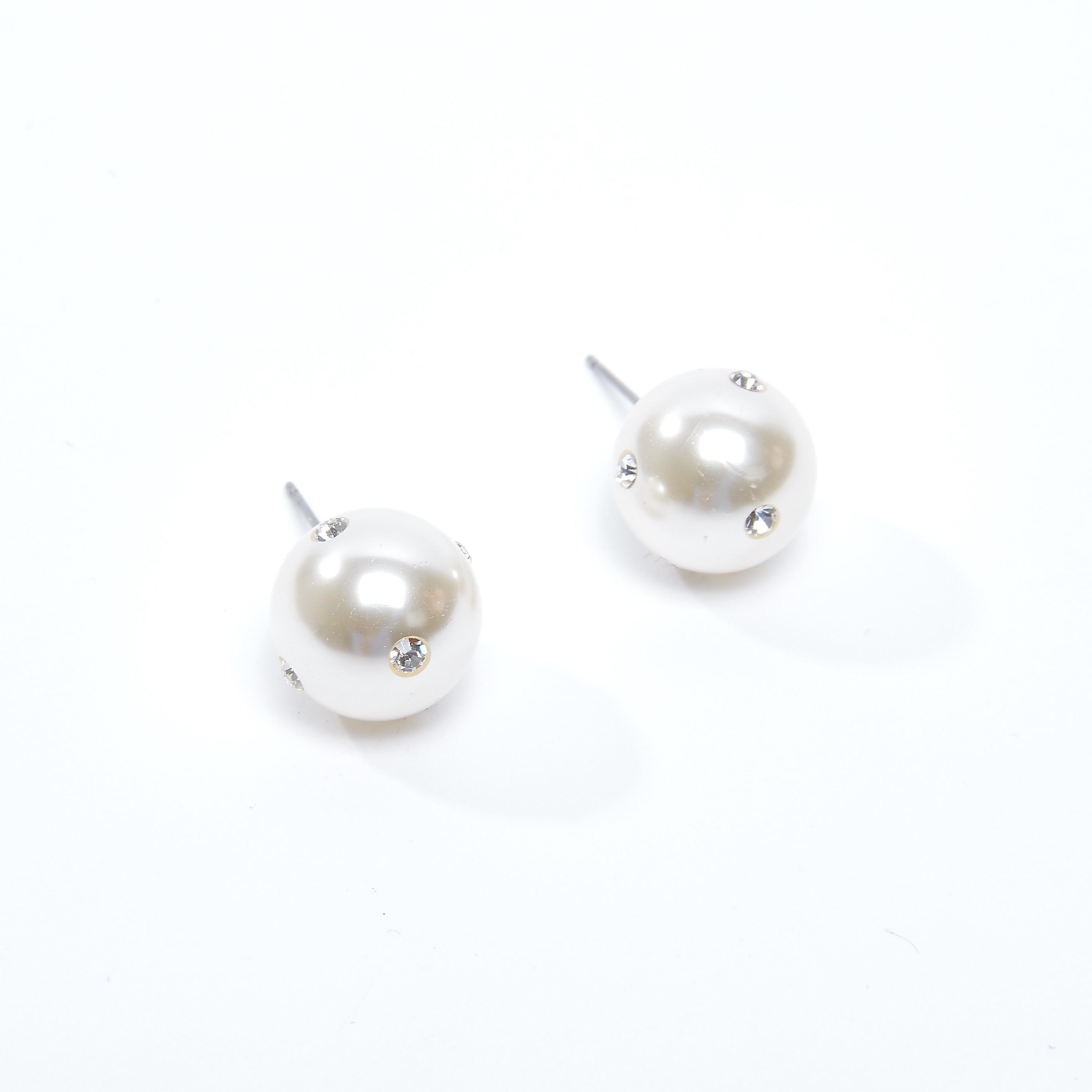 أقراط لؤلؤ بتفاصيل مرصّعة ومكبس إغلاق-women-watchesandjewellery-jewellery-earrings-image-1
