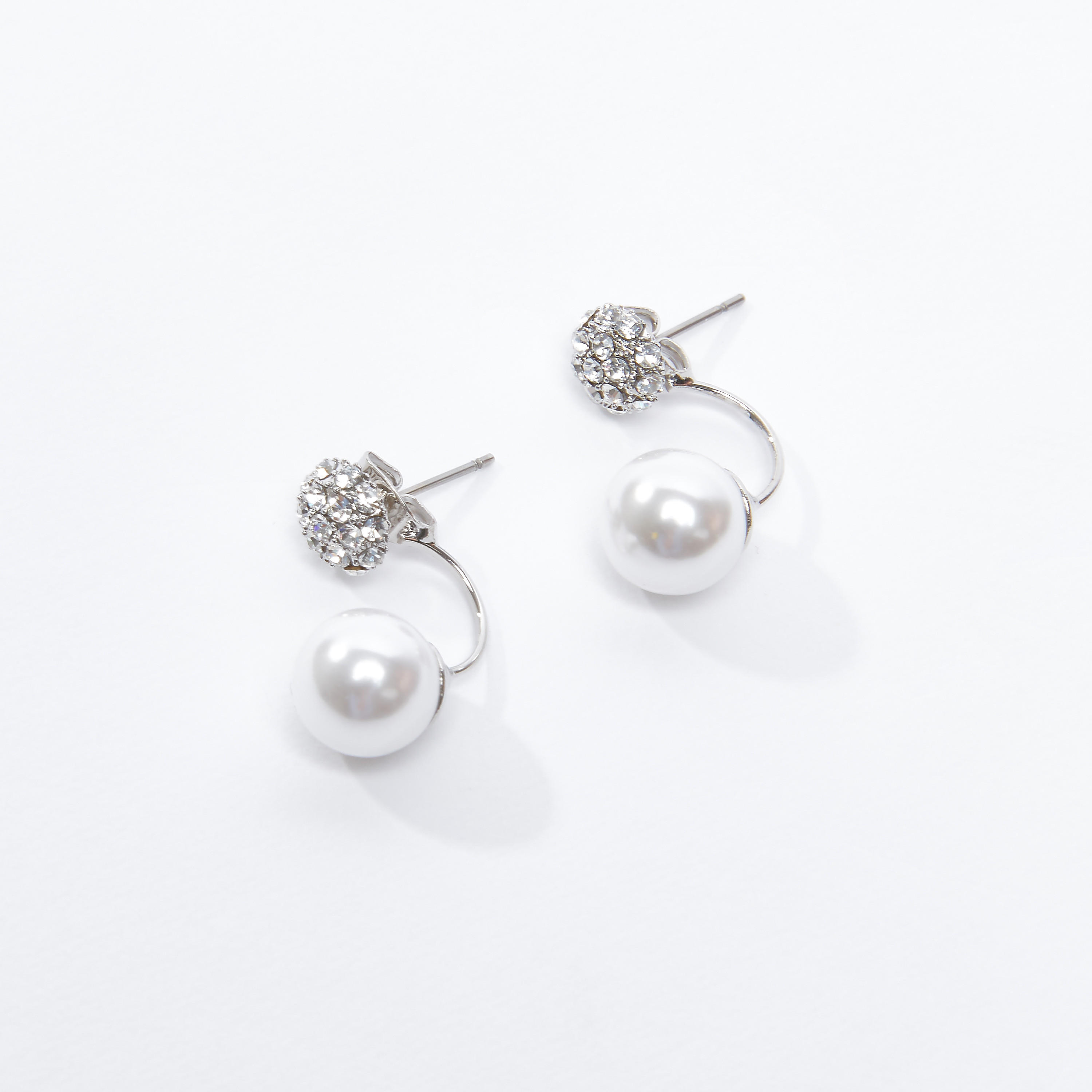 أقراط مرصّعة بتفاصيل لؤلؤ ومكبس إغلاق-women-watchesandjewellery-jewellery-earrings-image-1