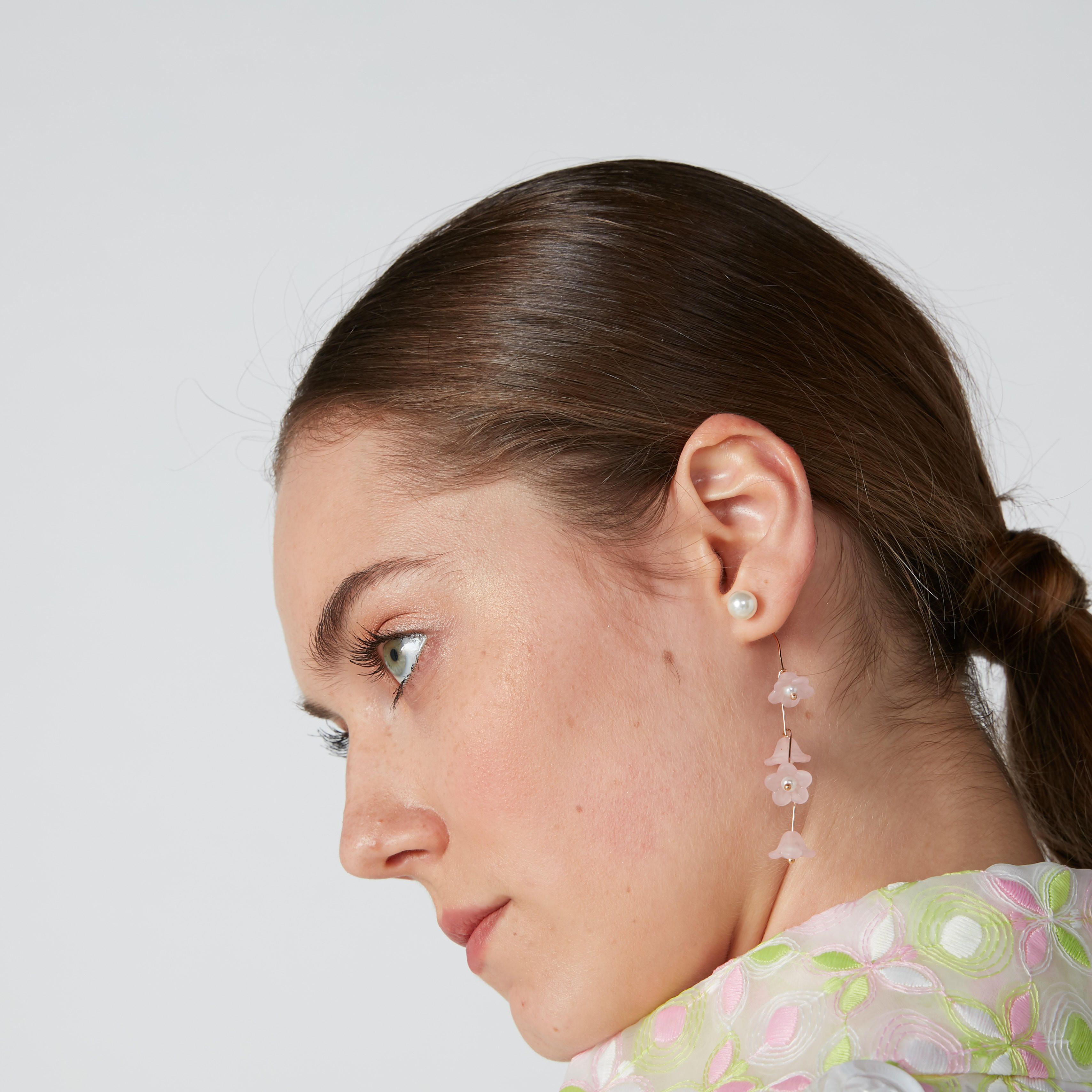 أقراط متدلية بمكبس إغلاق وتزيينات زهرية-women-watchesandjewellery-jewellery-earrings-image-2