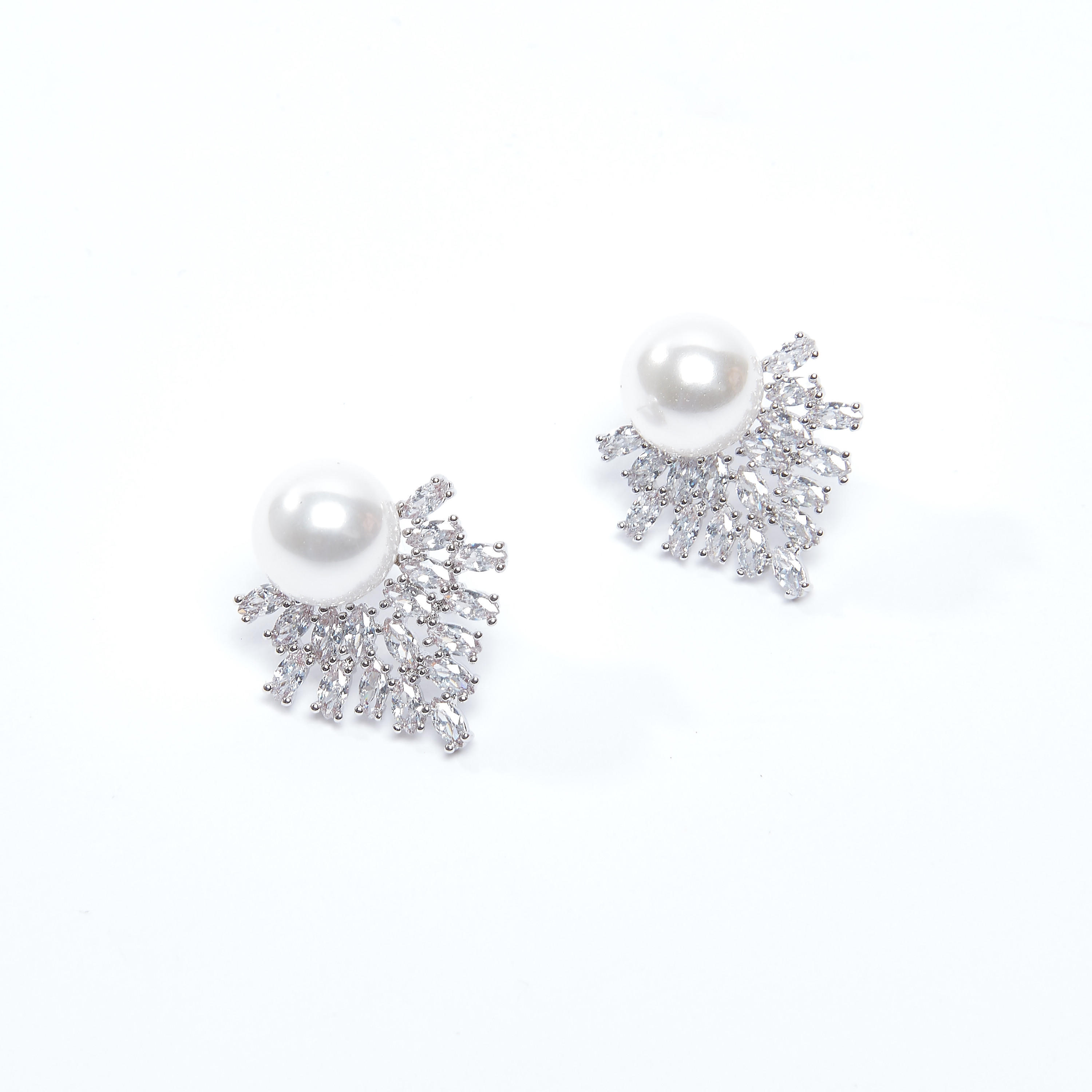أقراط مزيّنة بمكبس إغلاق-women-watchesandjewellery-jewellery-earrings-image-1