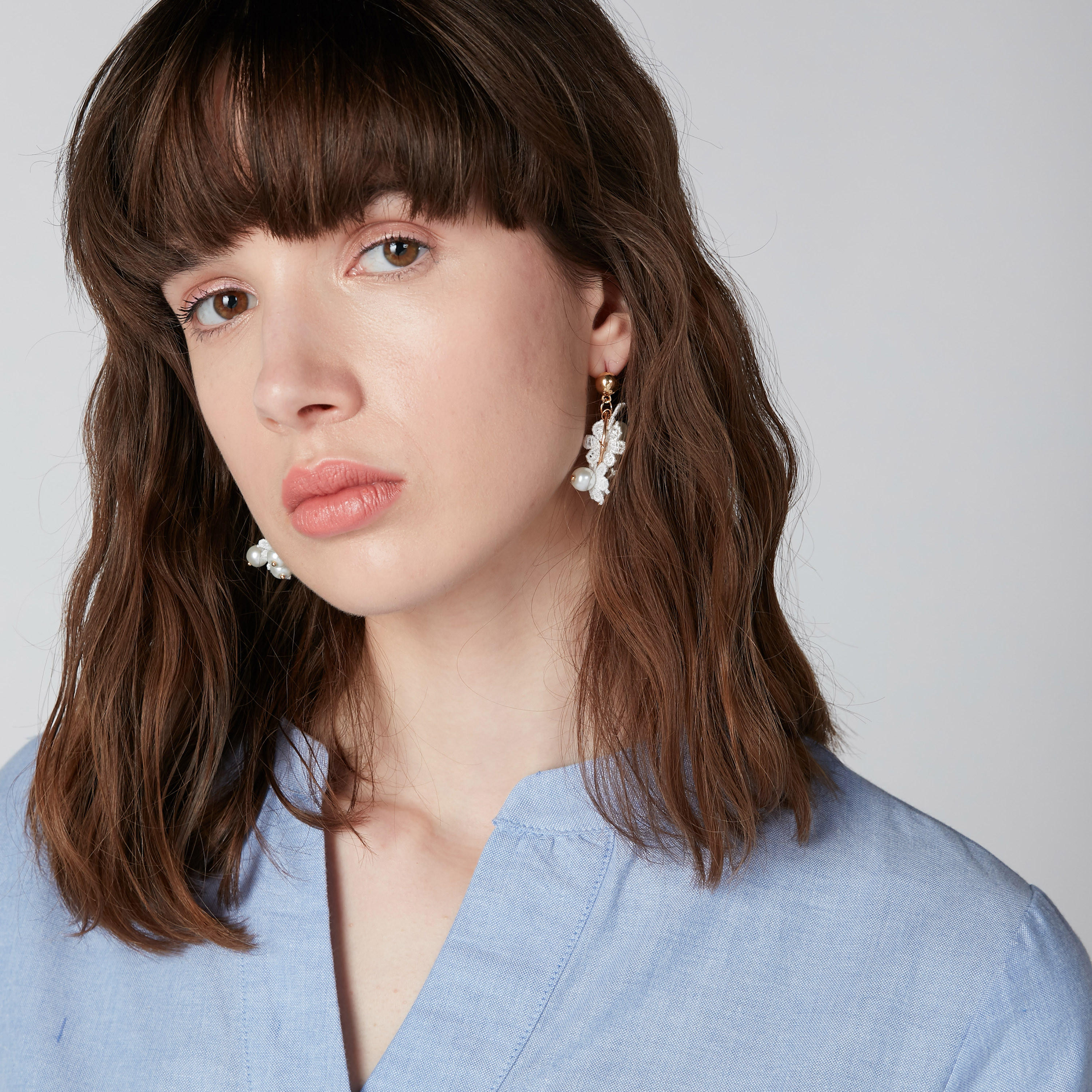 أقراط بتفاصيل زهرية ولؤلؤ ومكبس إغلاق-women-watchesandjewellery-jewellery-earrings-image-2