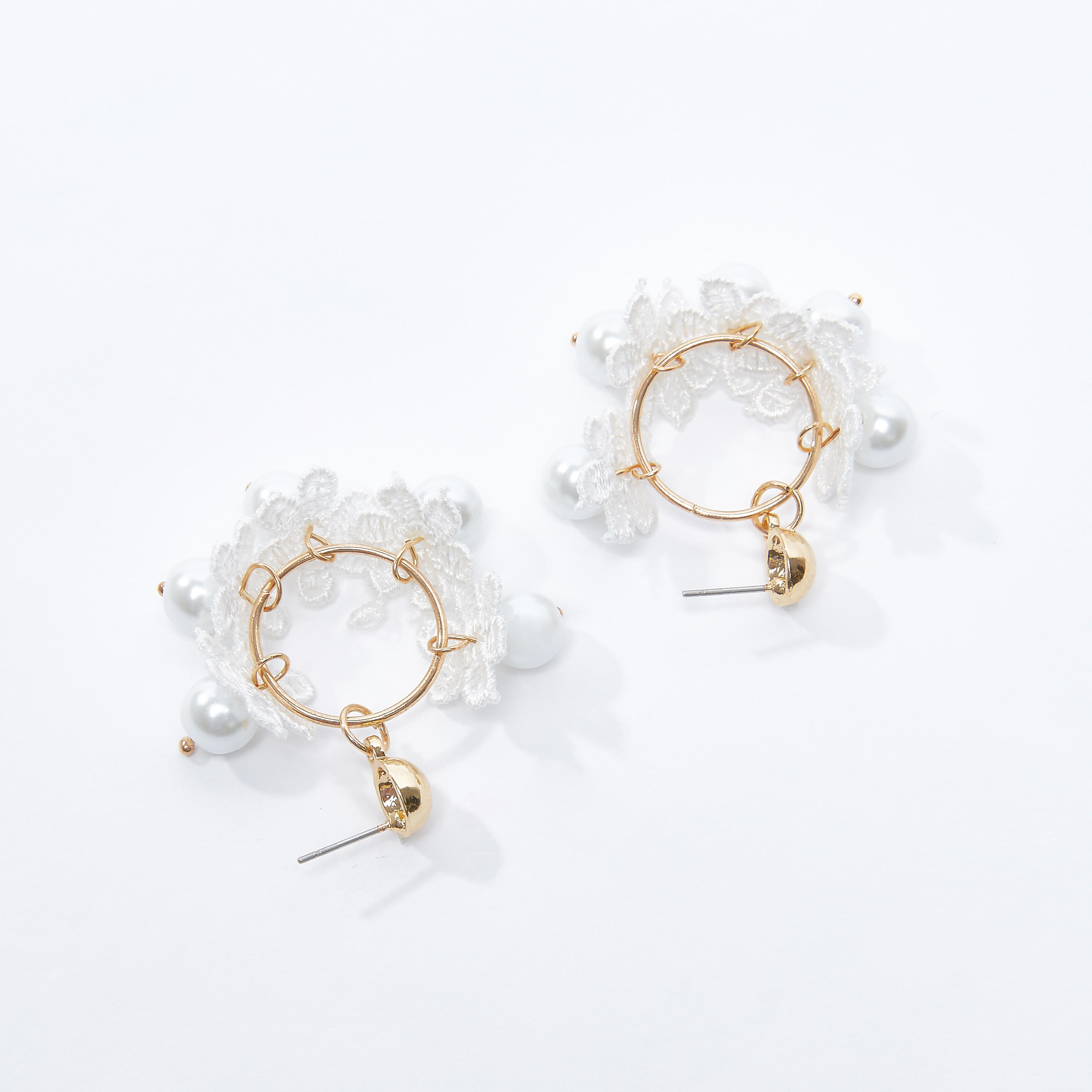 أقراط بتفاصيل زهرية ولؤلؤ ومكبس إغلاق-women-watchesandjewellery-jewellery-earrings-image-3