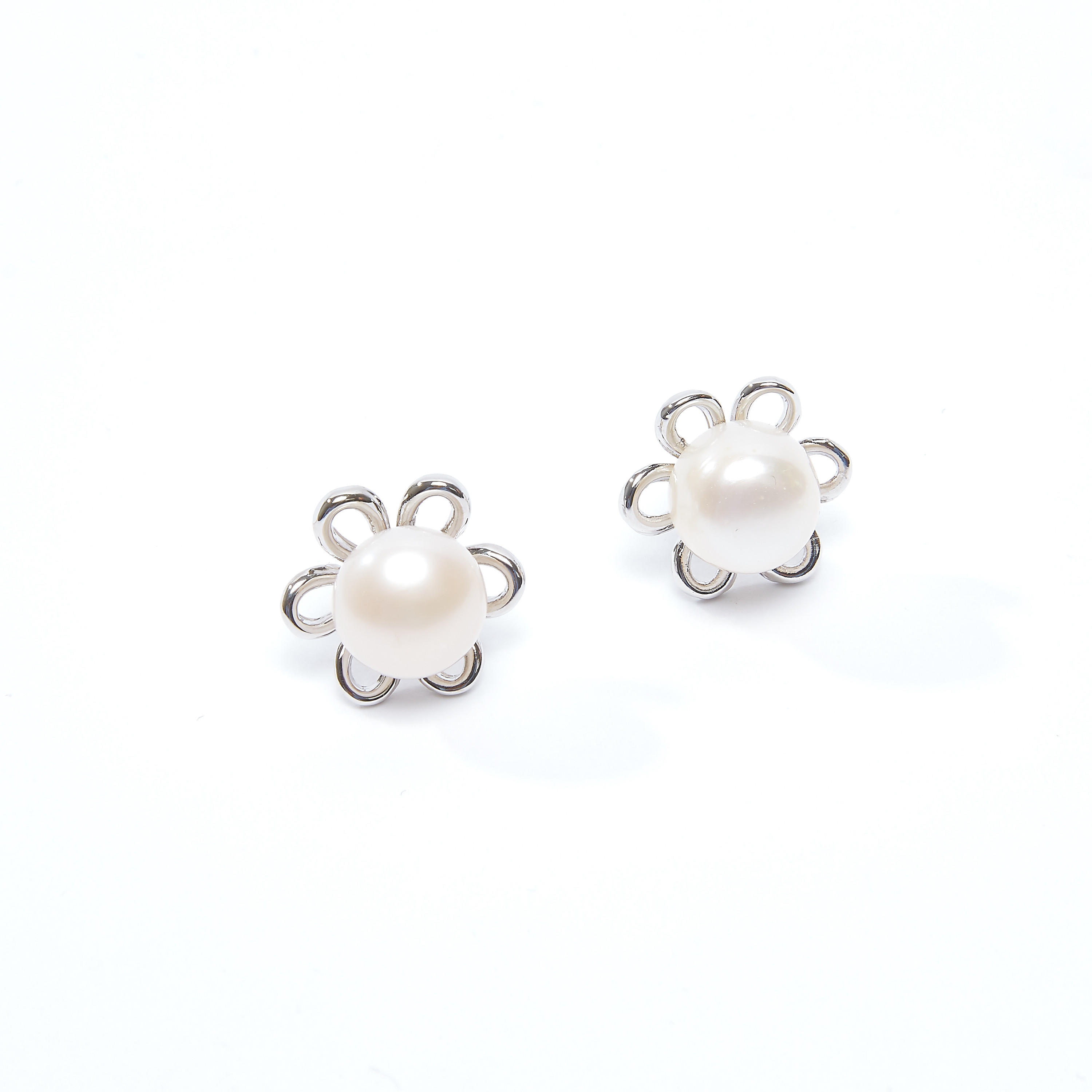 أقراط بتفاصيل لؤلؤ ومكبس إغلاق-women-watchesandjewellery-jewellery-earrings-image-1