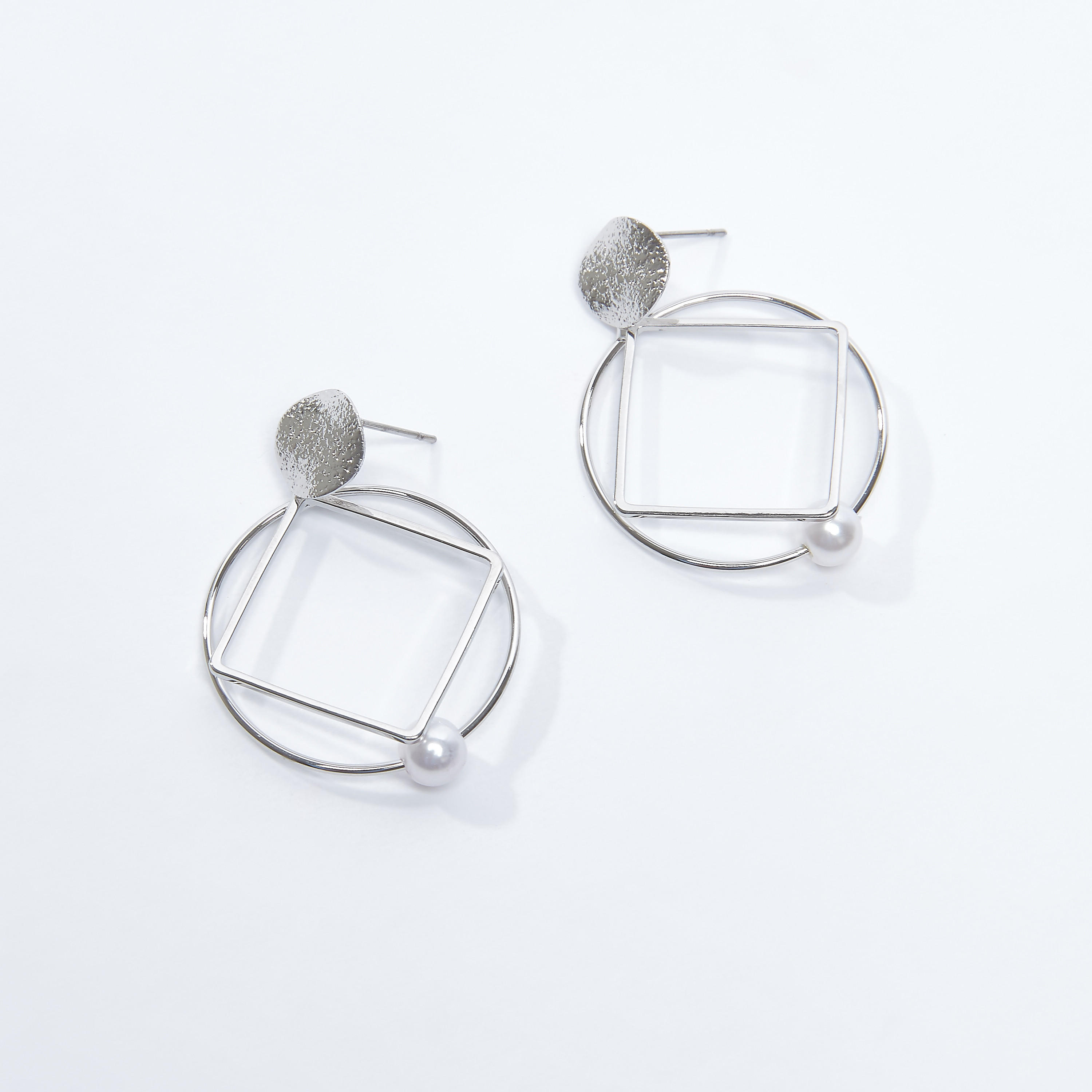 أقراط ميتاليك بتفاصيل لؤلؤ ومكبس إغلاق-women-watchesandjewellery-jewellery-earrings-image-2