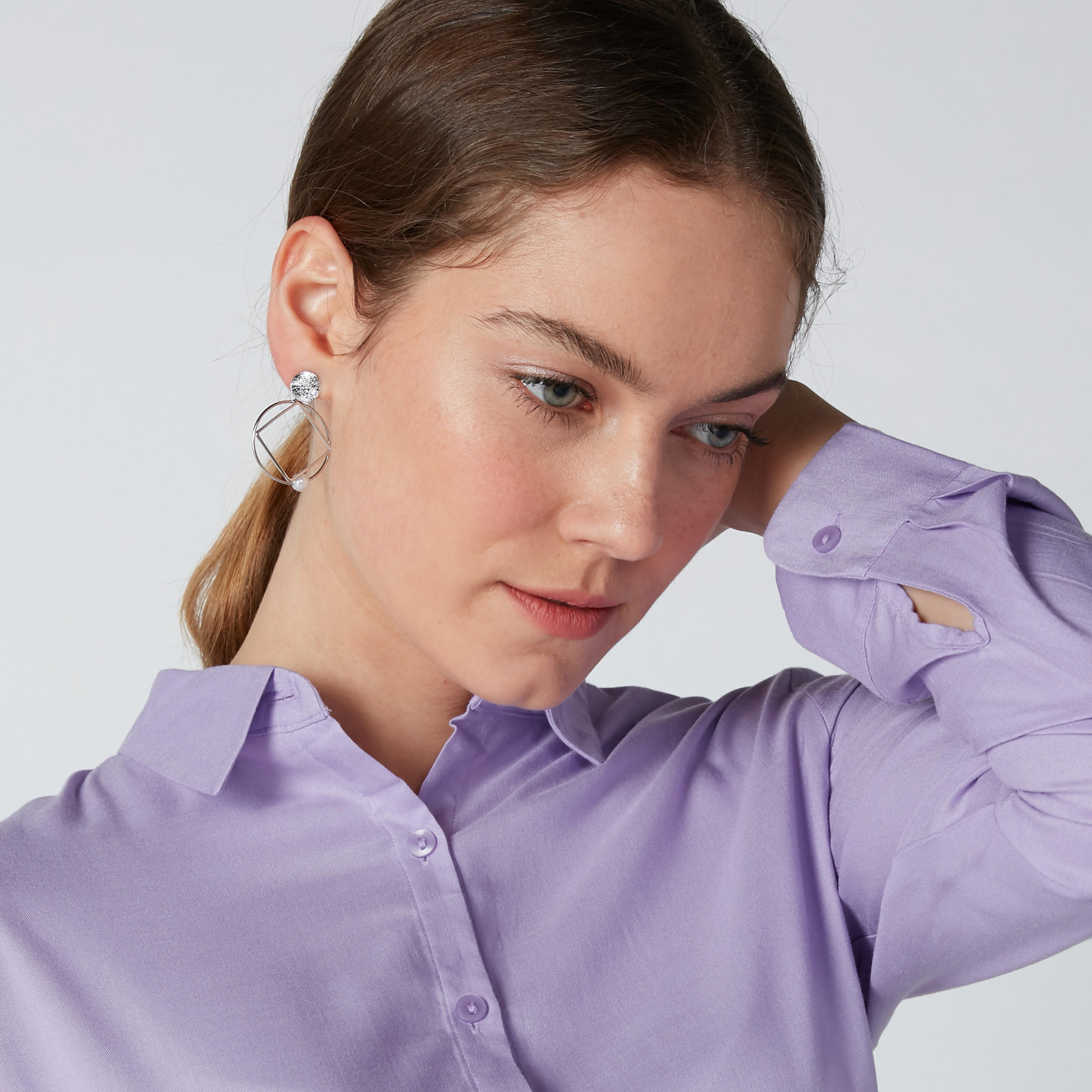 أقراط ميتاليك بتفاصيل لؤلؤ ومكبس إغلاق-women-watchesandjewellery-jewellery-earrings-image-1