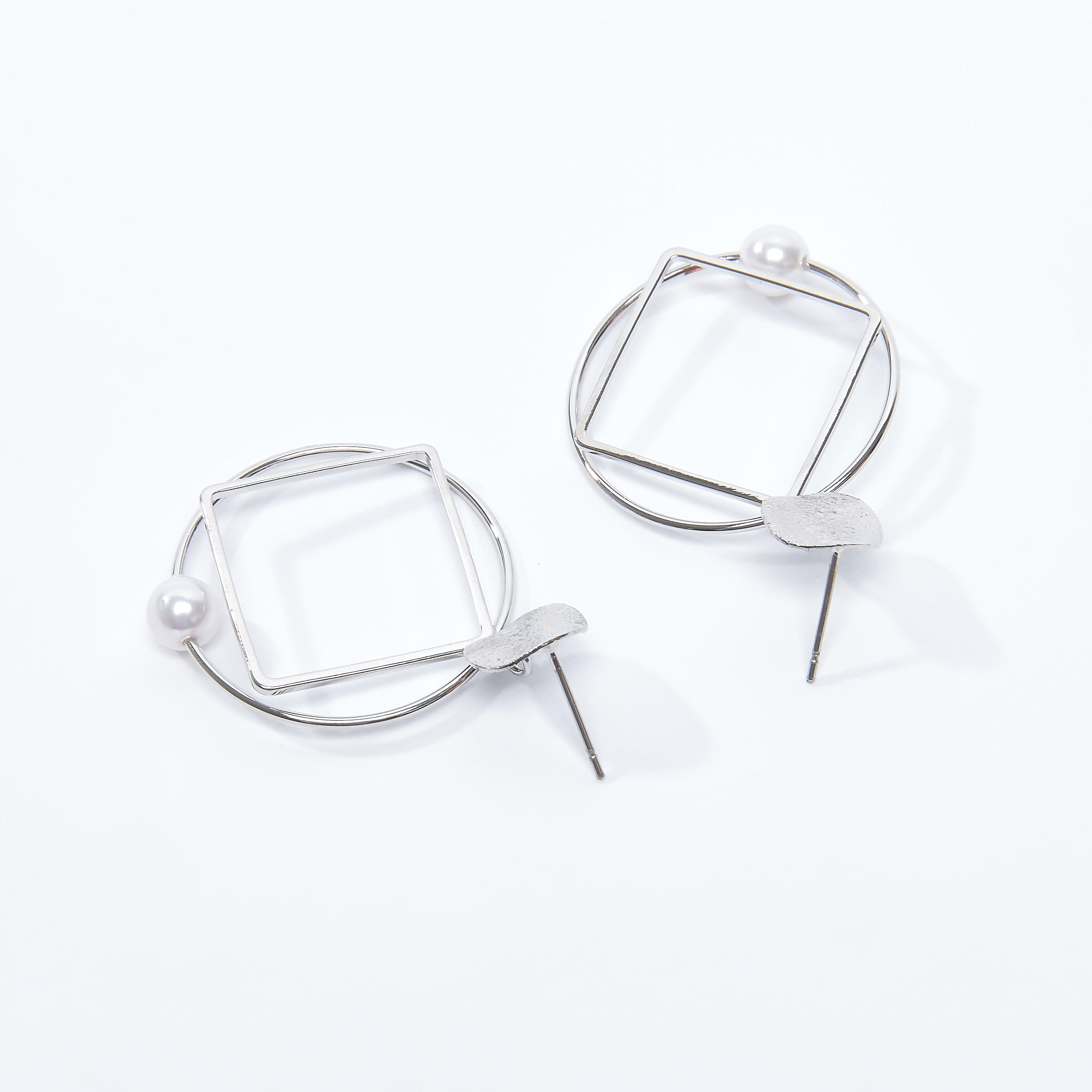 أقراط ميتاليك بتفاصيل لؤلؤ ومكبس إغلاق-women-watchesandjewellery-jewellery-earrings-image-3