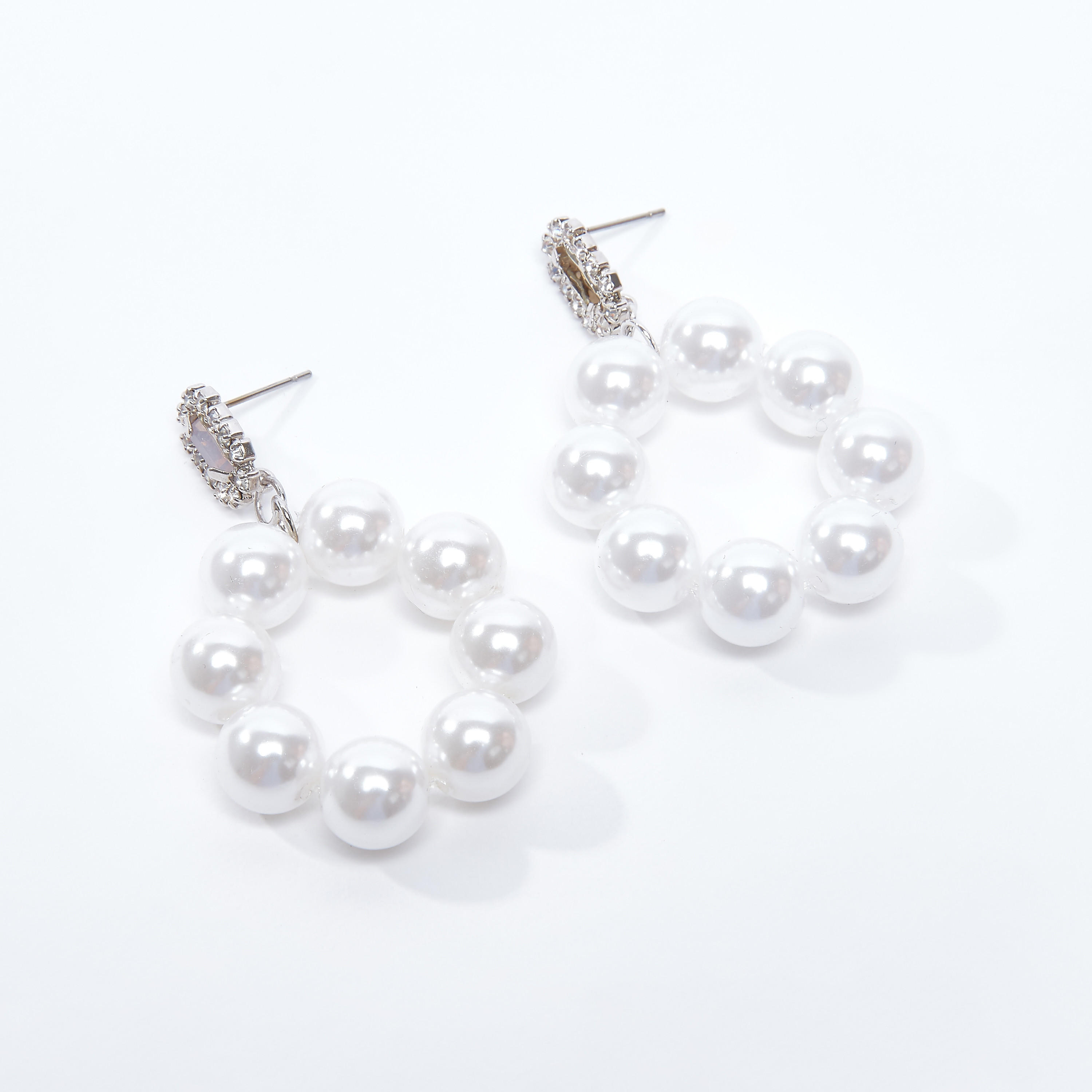 أقراط لؤلؤ بتفاصيل مرصّعة ومكبس إغلاق-women-watchesandjewellery-jewellery-earrings-image-1
