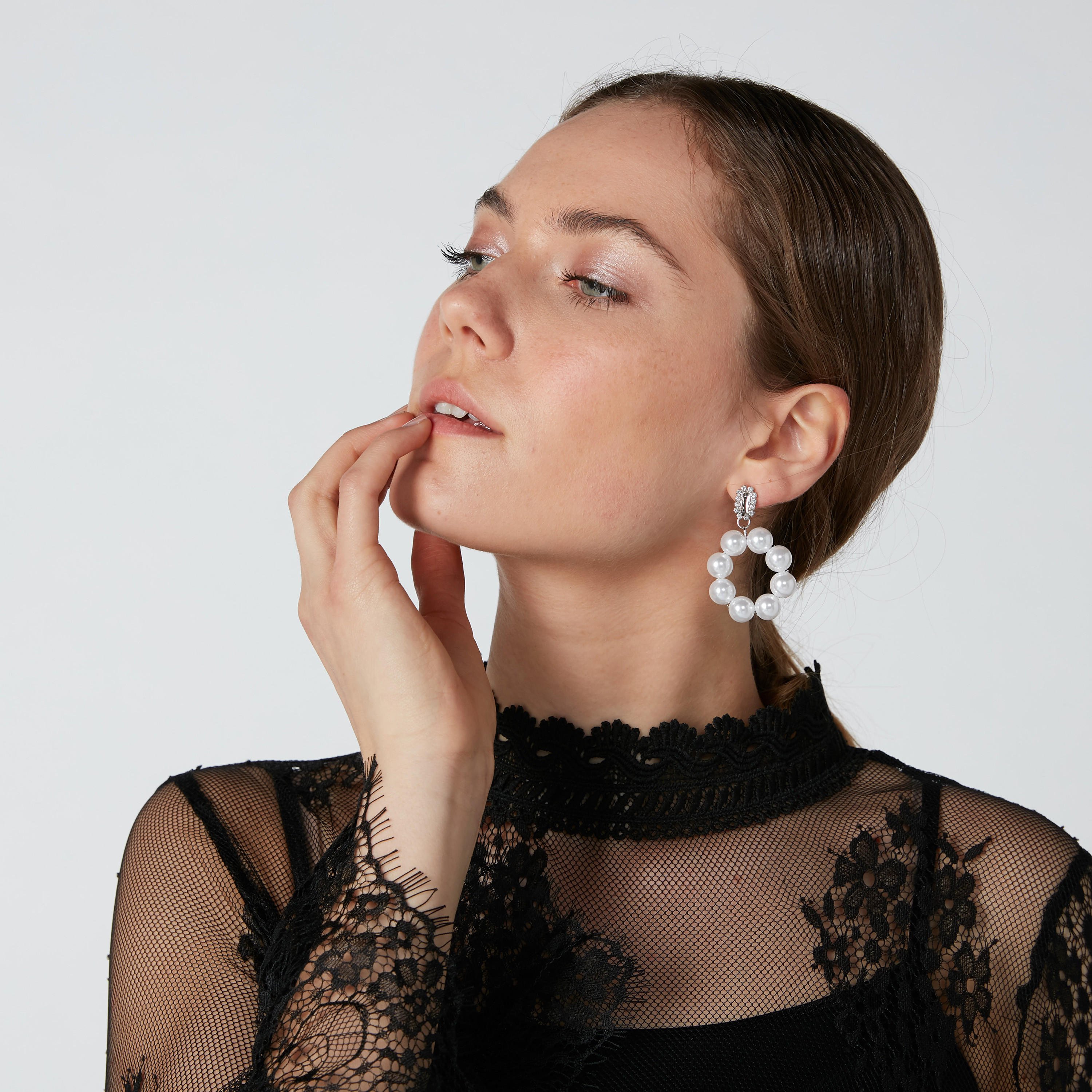 أقراط لؤلؤ بتفاصيل مرصّعة ومكبس إغلاق-women-watchesandjewellery-jewellery-earrings-image-2