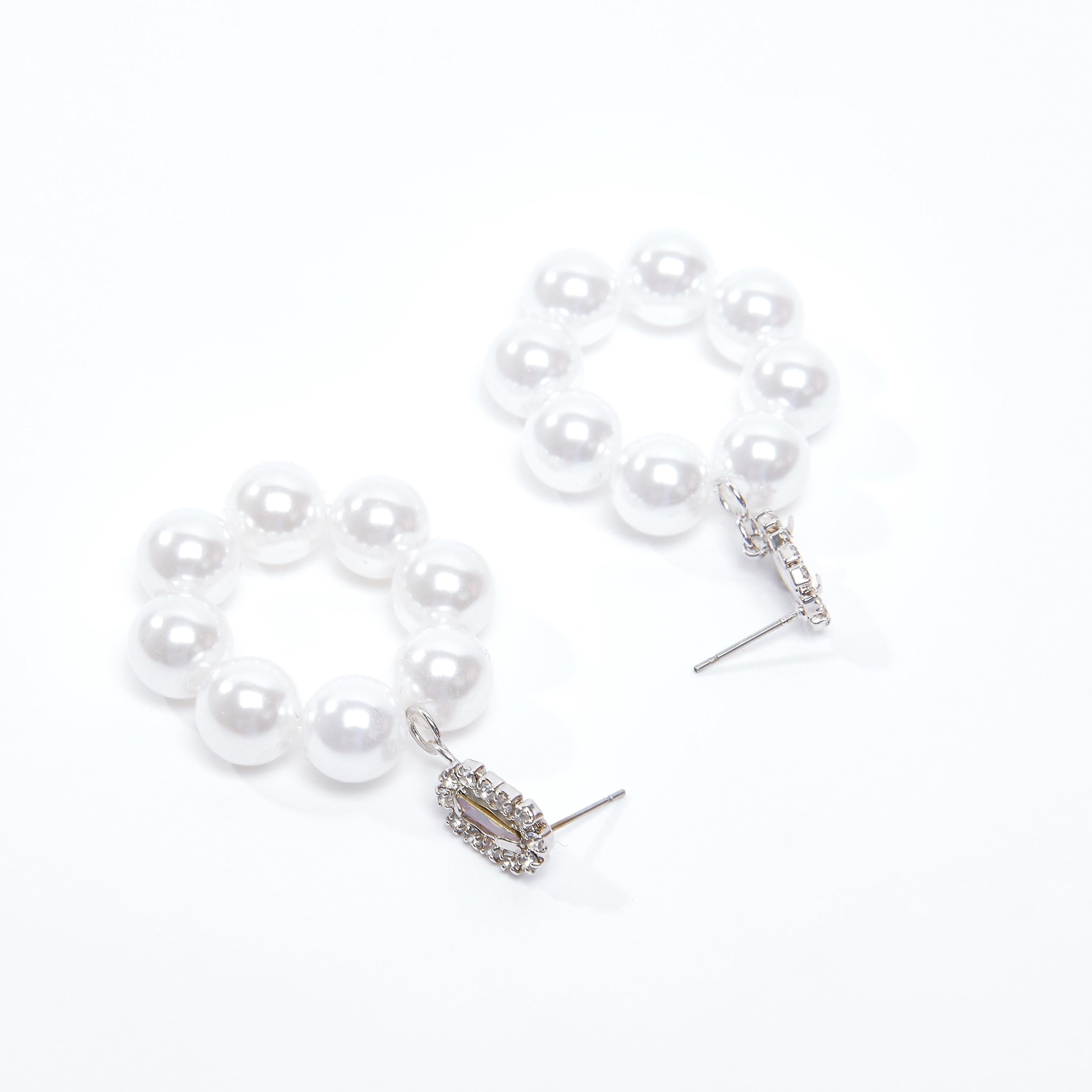 أقراط لؤلؤ بتفاصيل مرصّعة ومكبس إغلاق-women-watchesandjewellery-jewellery-earrings-image-3