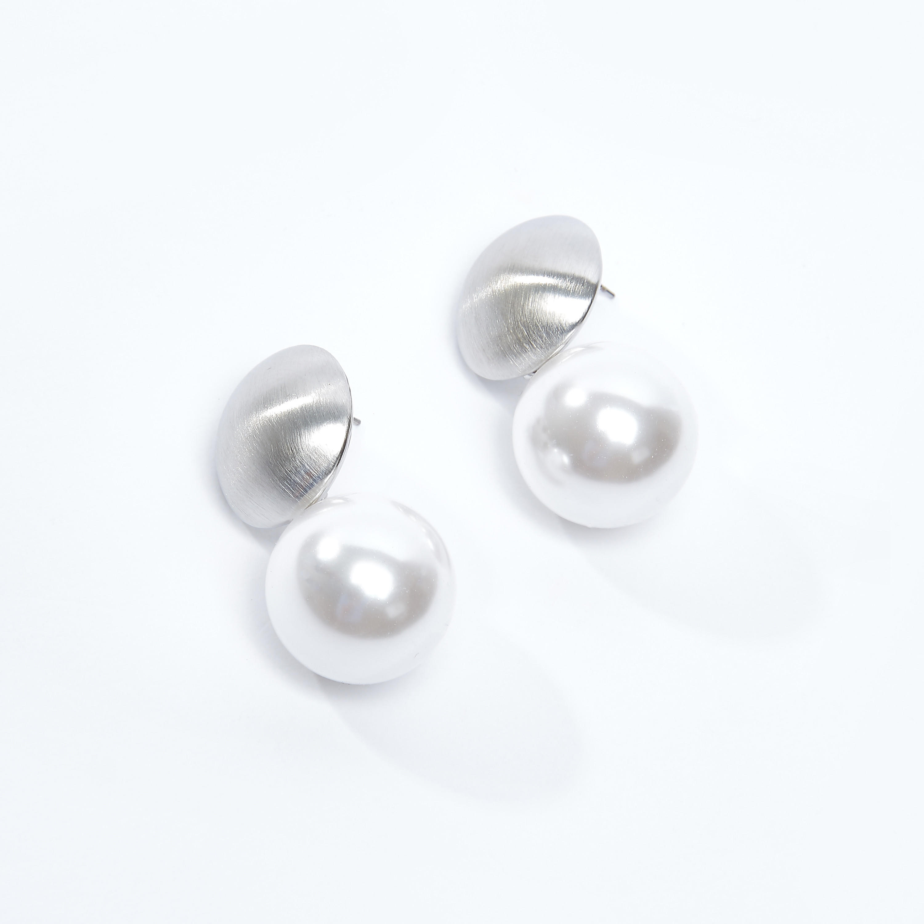 أقراط متدليّة ميتاليك بتفاصيل لؤلؤ ومكبس إغلاق-women-watchesandjewellery-jewellery-earrings-image-1