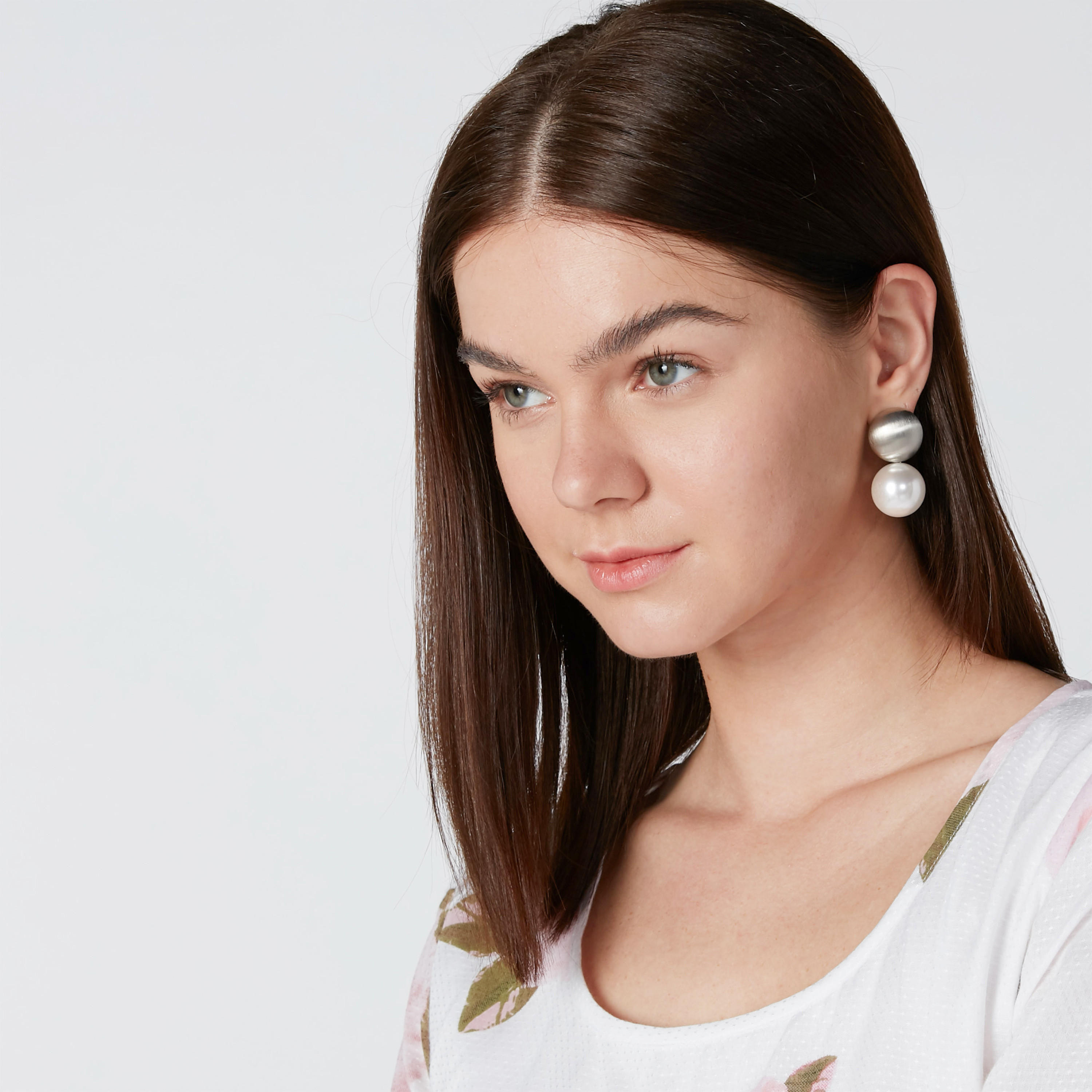 أقراط متدليّة ميتاليك بتفاصيل لؤلؤ ومكبس إغلاق-women-watchesandjewellery-jewellery-earrings-image-2