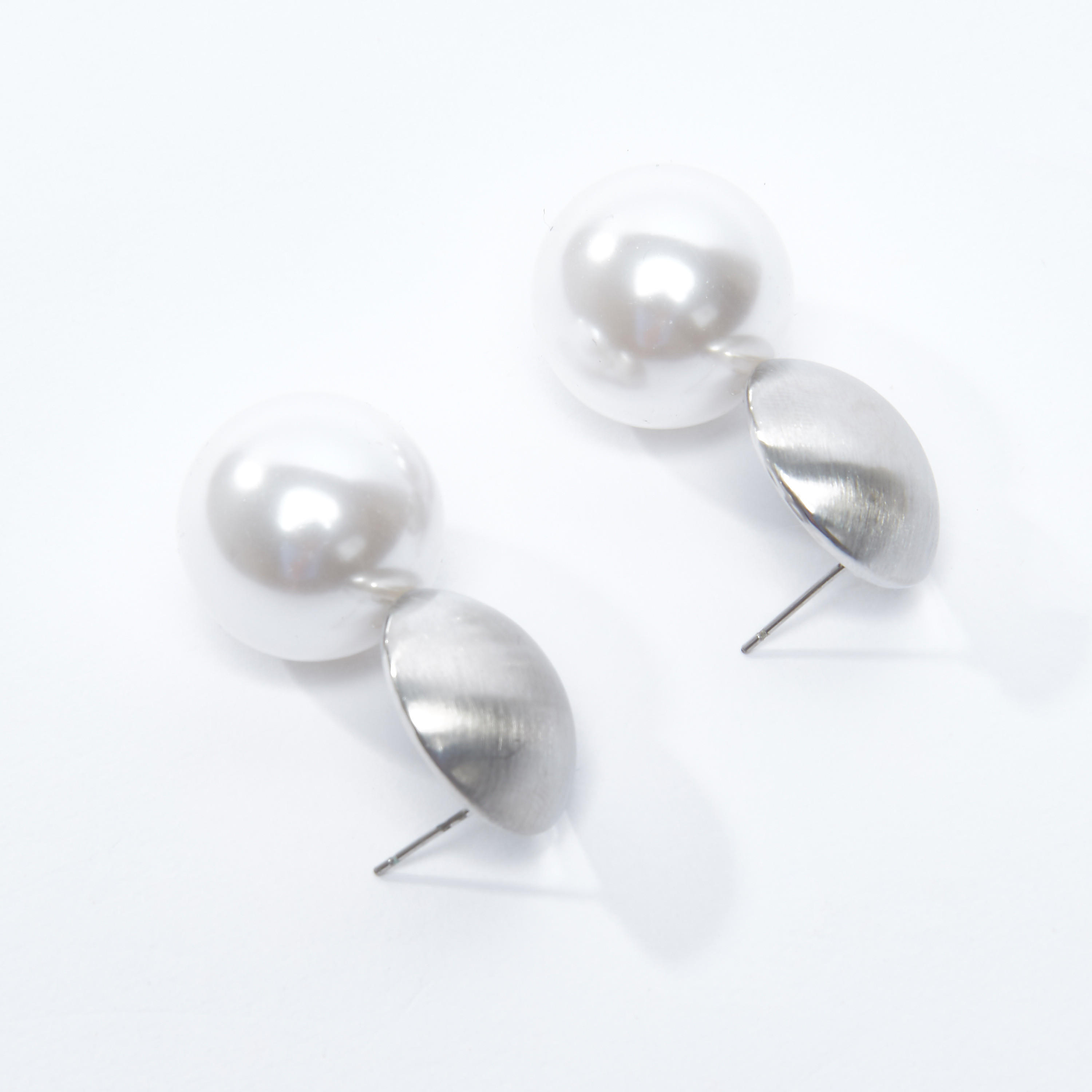 أقراط متدليّة ميتاليك بتفاصيل لؤلؤ ومكبس إغلاق-women-watchesandjewellery-jewellery-earrings-image-3