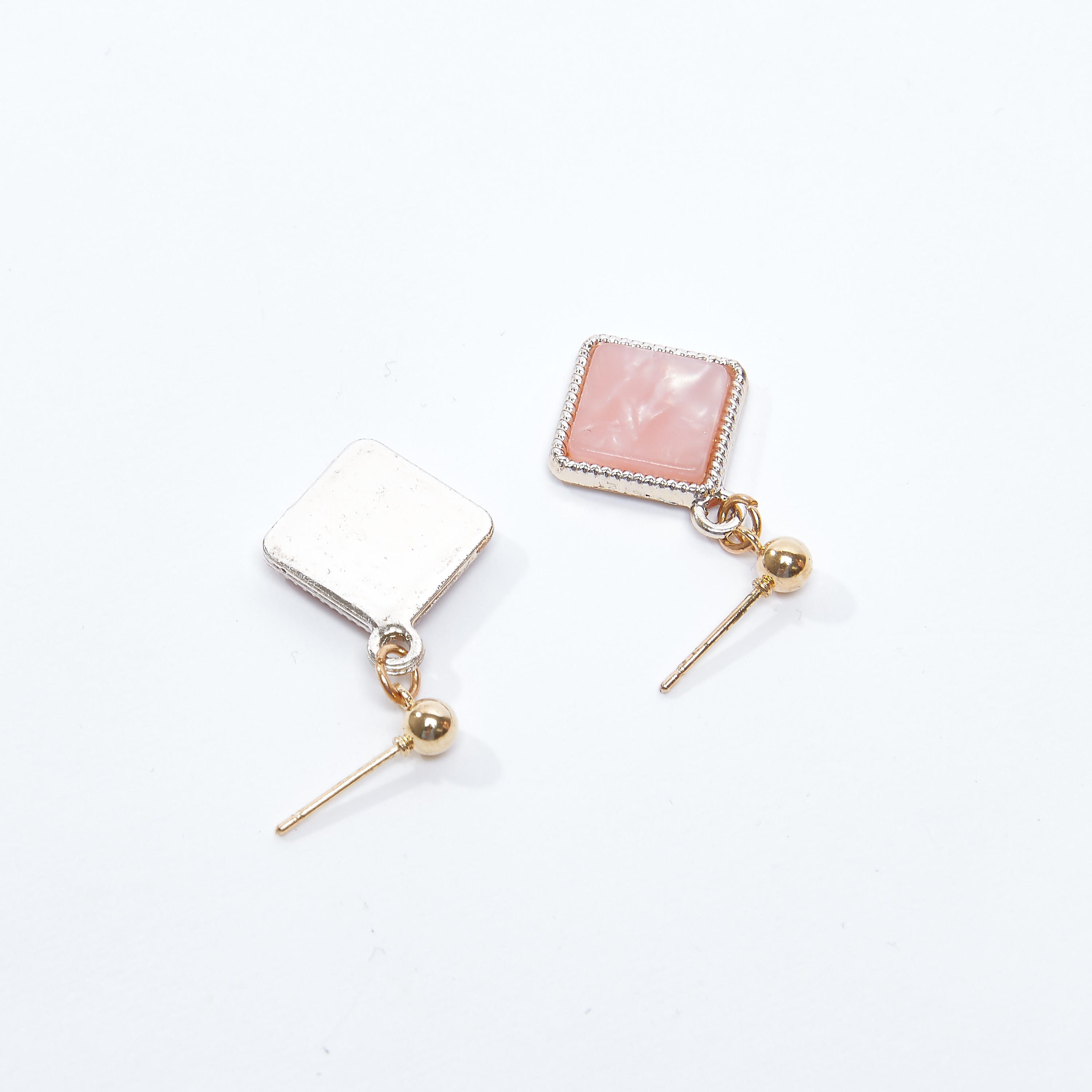 أقراط بدلايّة على شكل ماسة ومكبس إغلاق-women-watchesandjewellery-jewellery-earrings-image-3