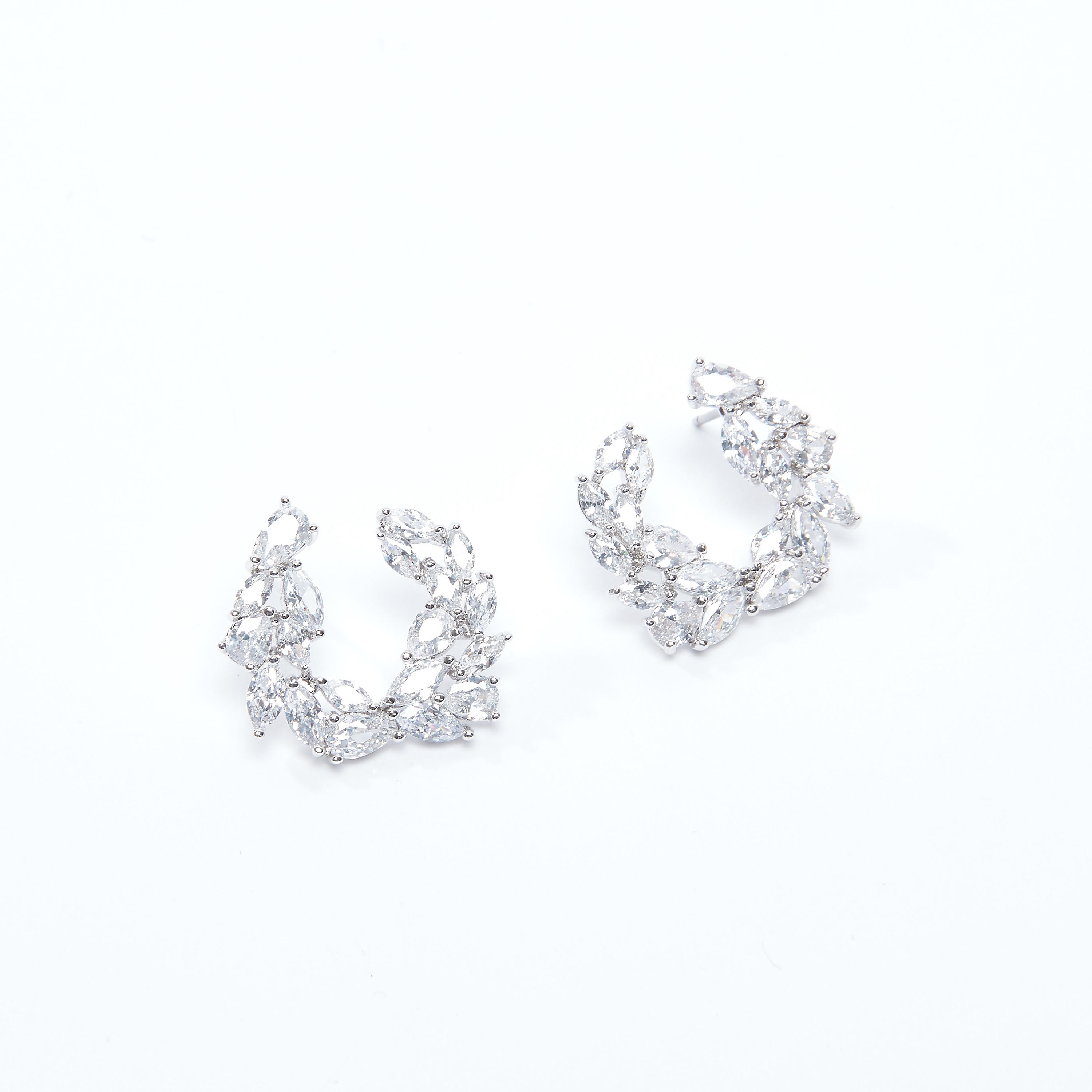 أقراط مرّصعة بمكبس إغلاق-women-watchesandjewellery-jewellery-earrings-image-2