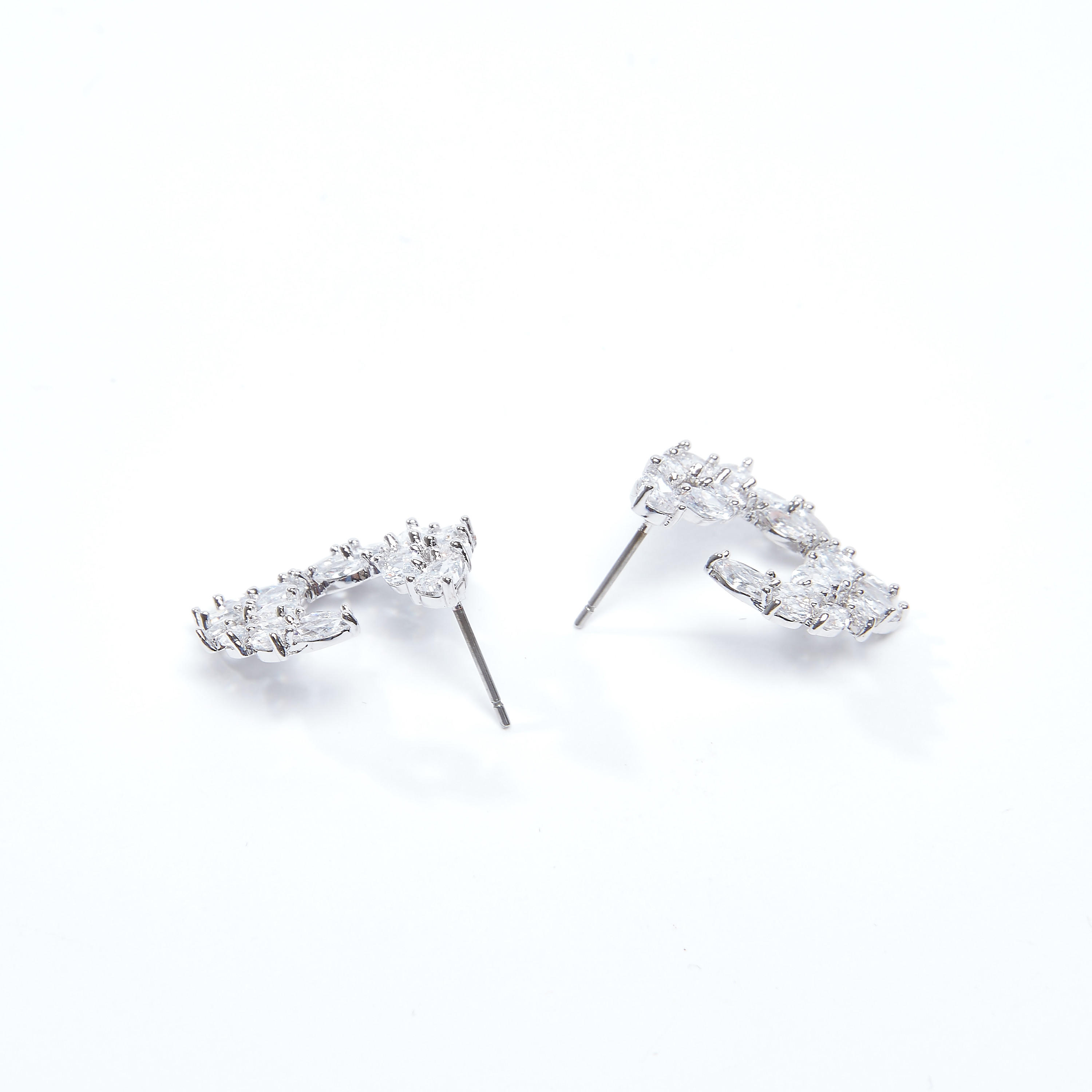 أقراط مرّصعة بمكبس إغلاق-women-watchesandjewellery-jewellery-earrings-image-3
