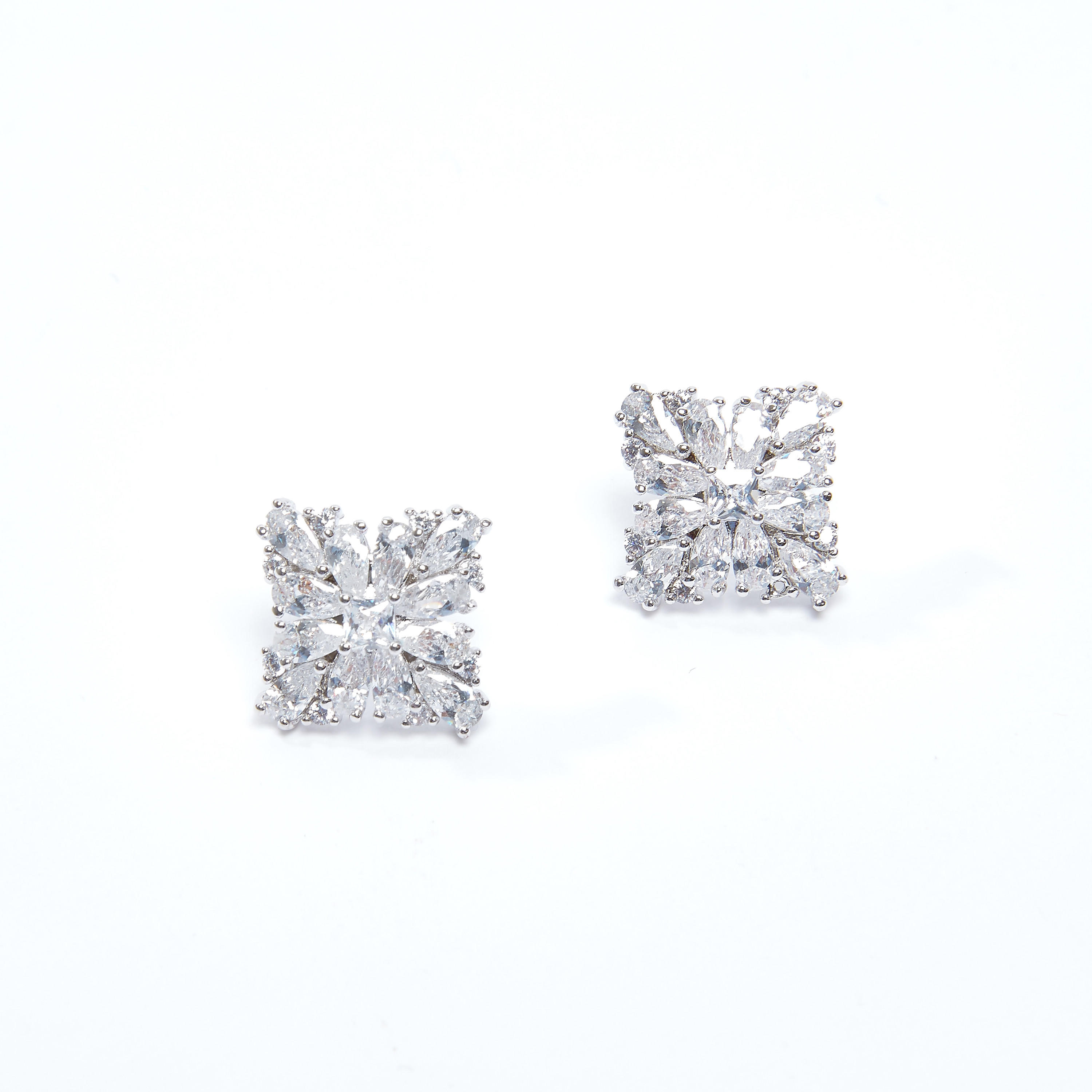 أقراط مزينة بمكبس إغلاق-women-watchesandjewellery-jewellery-earrings-image-1