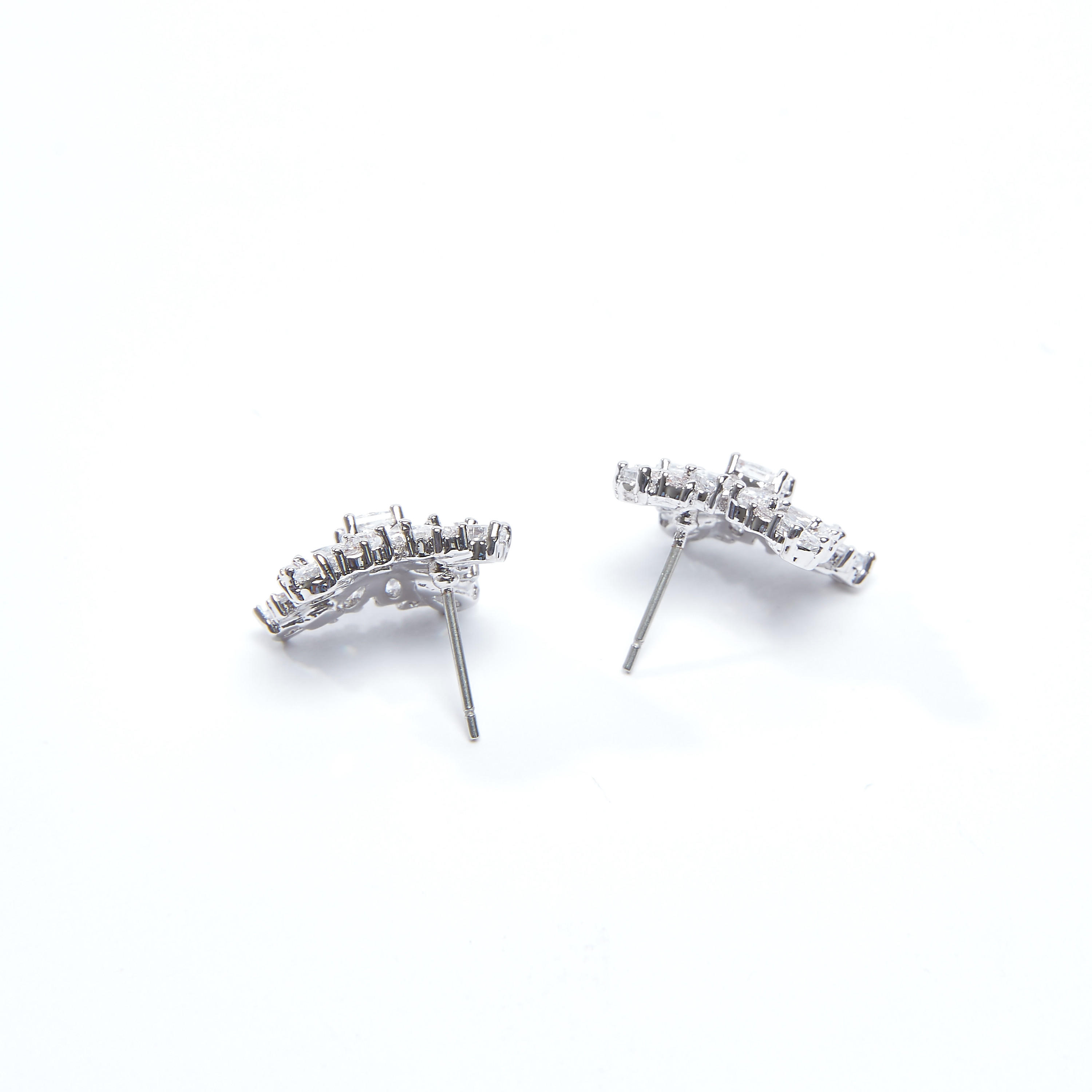 أقراط مزينة بمكبس إغلاق-women-watchesandjewellery-jewellery-earrings-image-3