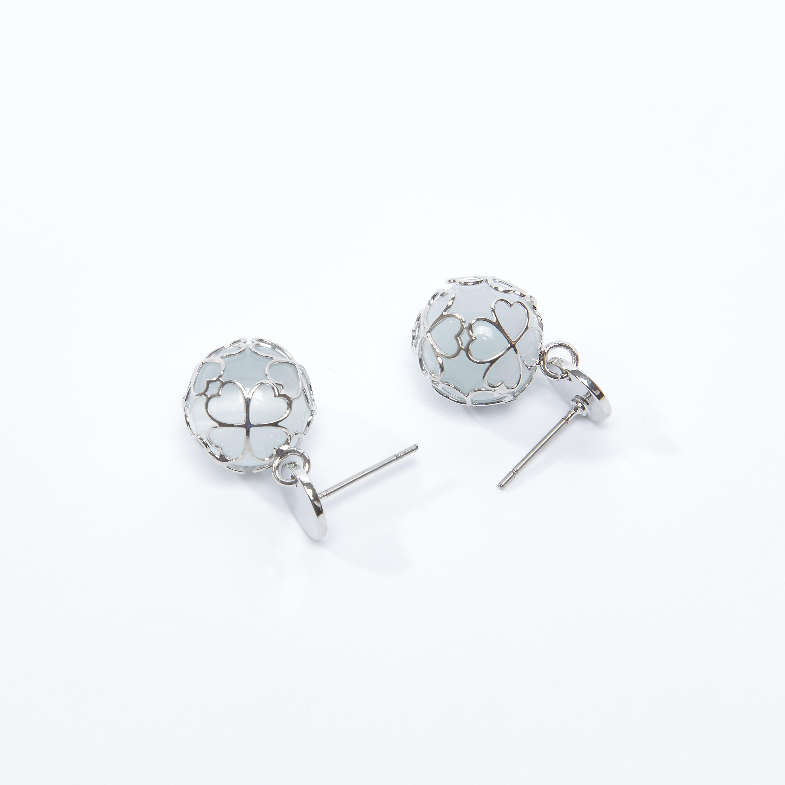 أقراط بمكبس إغلاق وتفاصيل ميتاليك-women-watchesandjewellery-jewellery-earrings-image-1