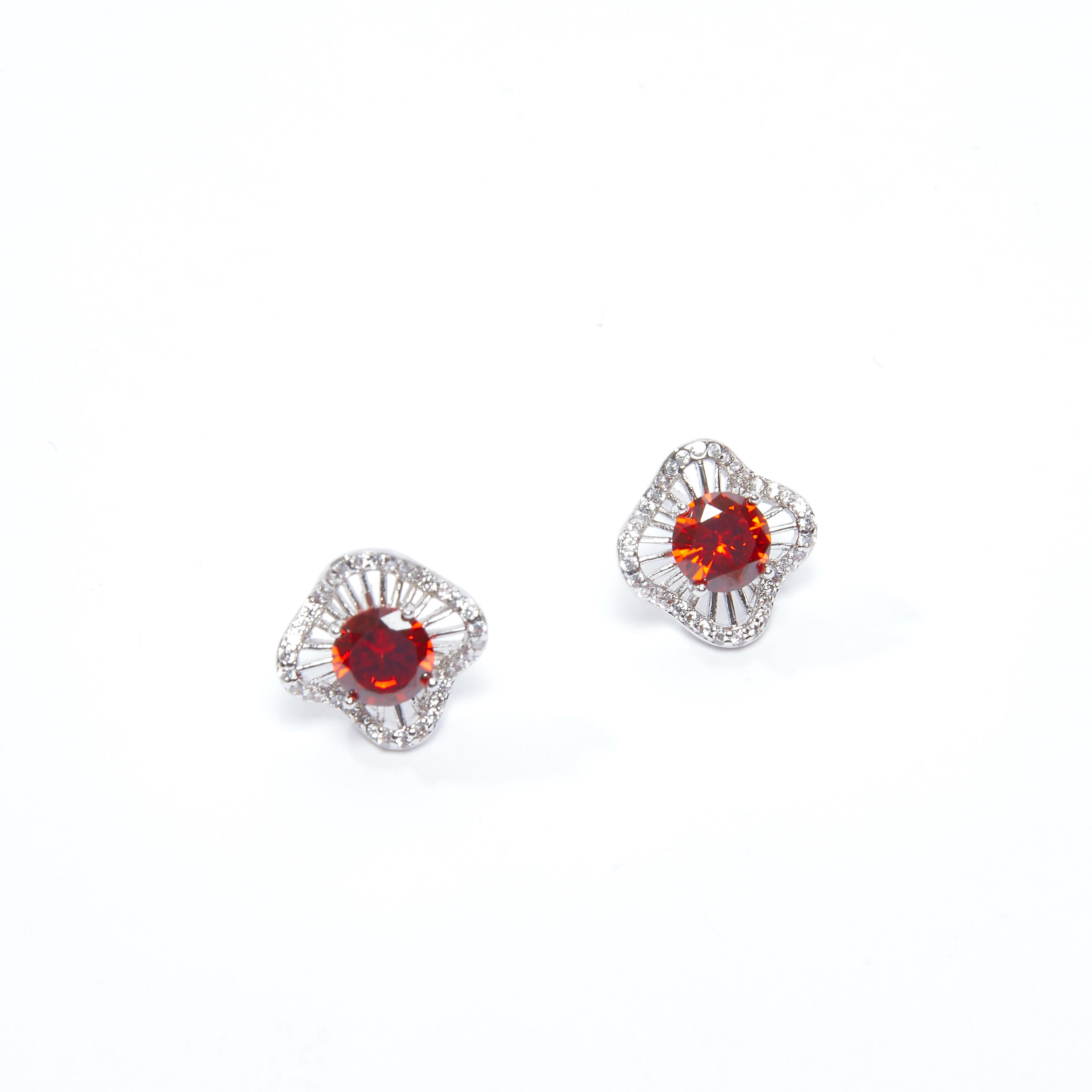 أقراط مرّصعة بمكبس إغلاق-women-watchesandjewellery-jewellery-earrings-image-3