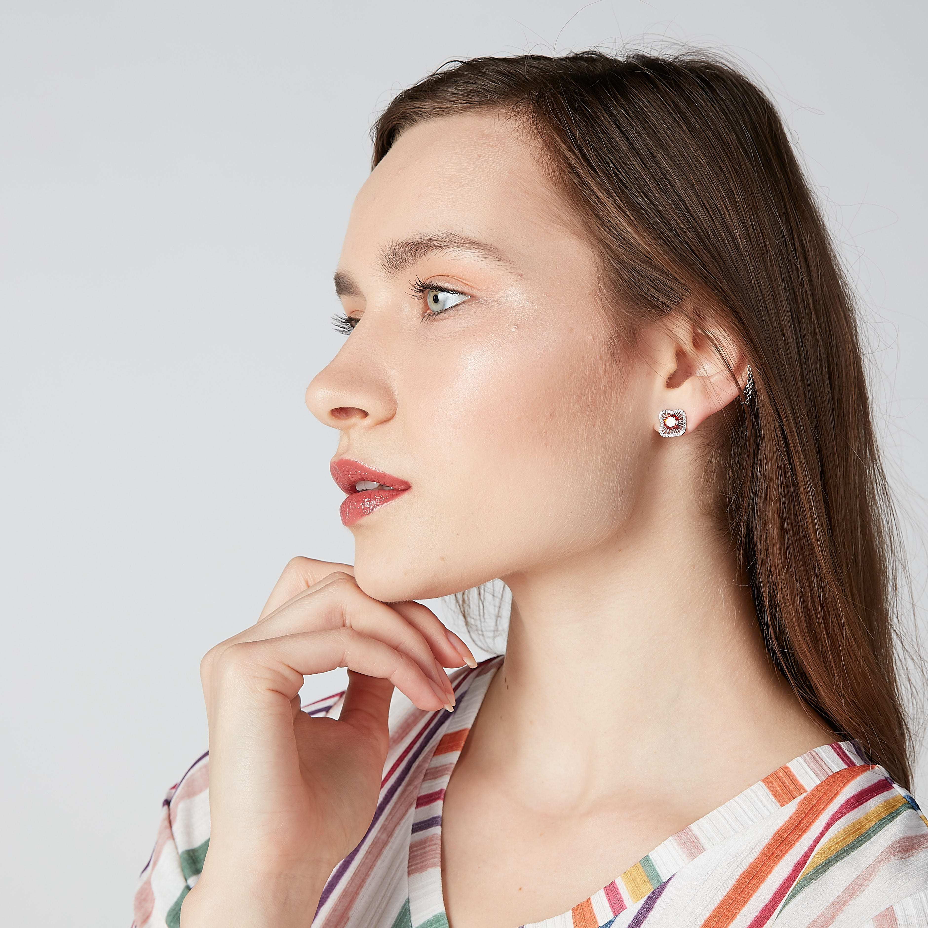أقراط مرّصعة بمكبس إغلاق-women-watchesandjewellery-jewellery-earrings-image-2