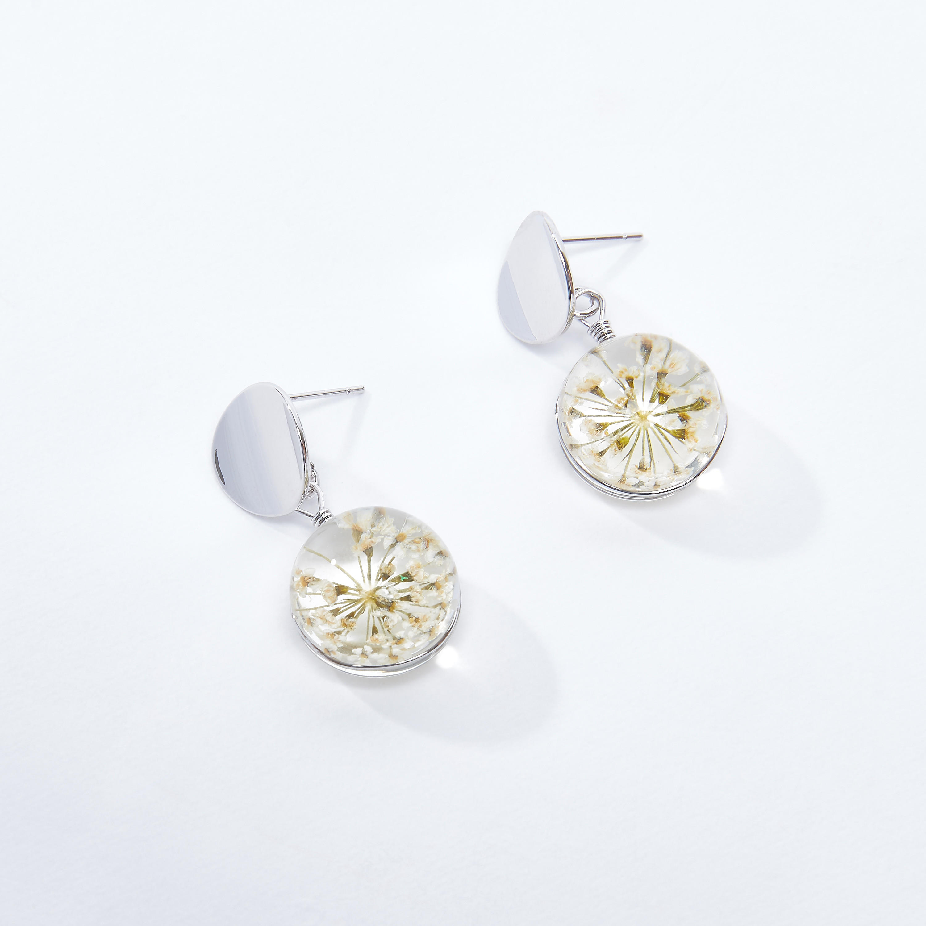 أقراط متدليّة مرصّعة بمكبس إغلاق-women-watchesandjewellery-jewellery-earrings-image-1