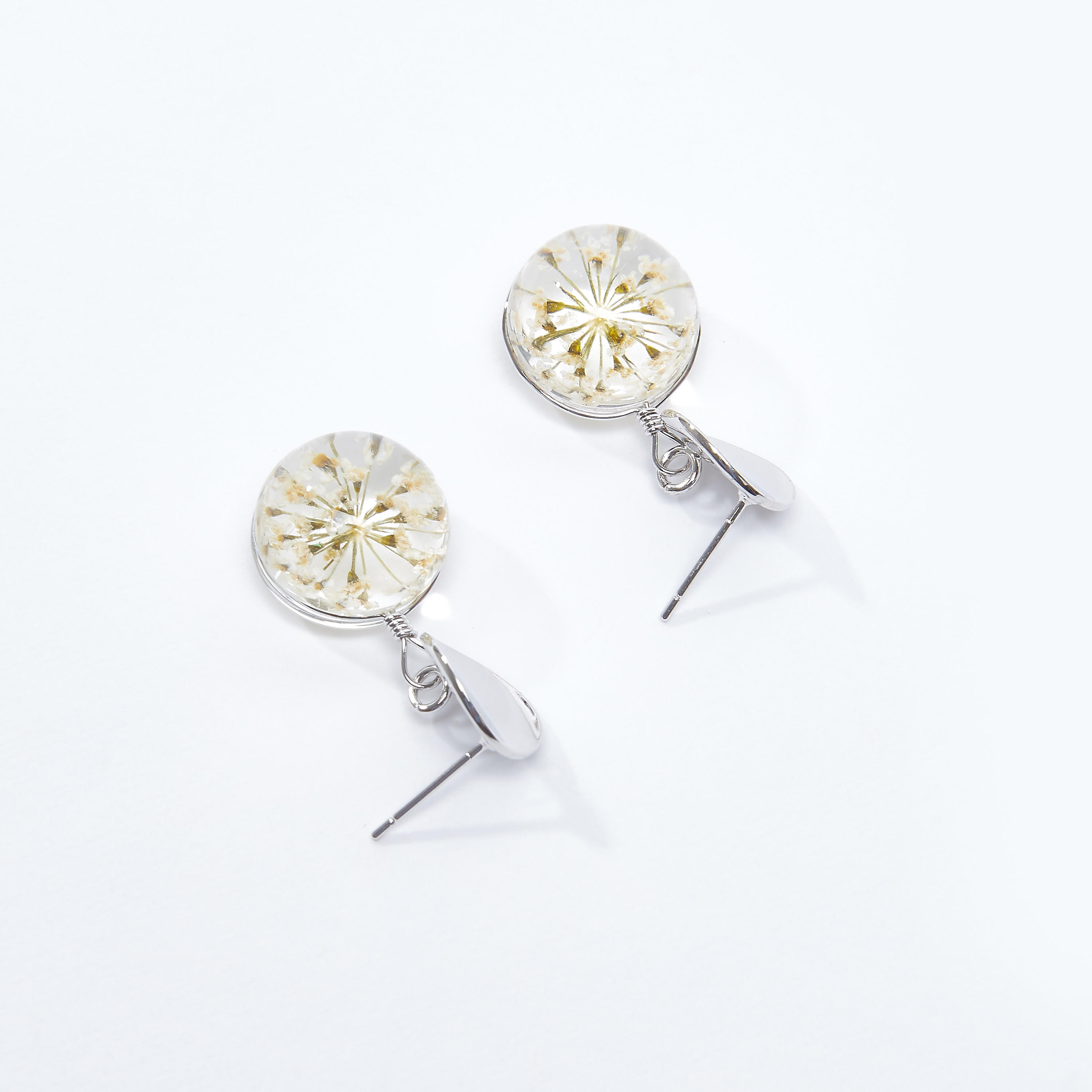 أقراط متدليّة مرصّعة بمكبس إغلاق-women-watchesandjewellery-jewellery-earrings-image-3