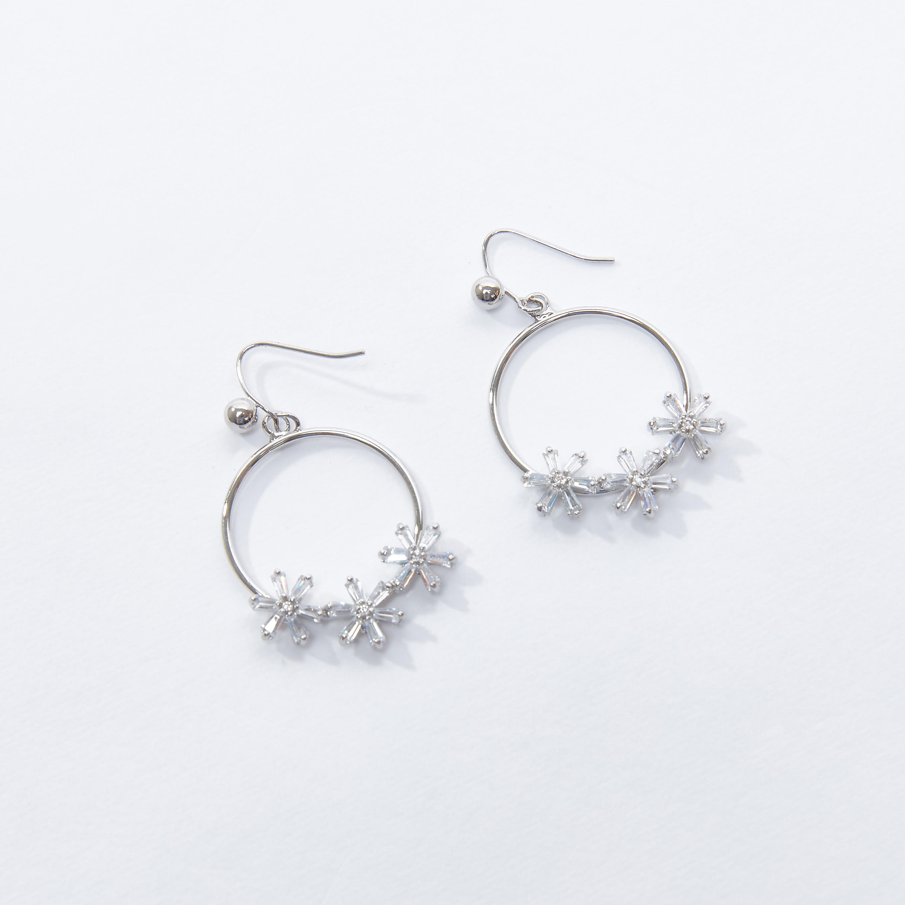 أقراط متدليّة بتفاصيل زهرية وقفل خطّاف-women-watchesandjewellery-jewellery-earrings-image-1