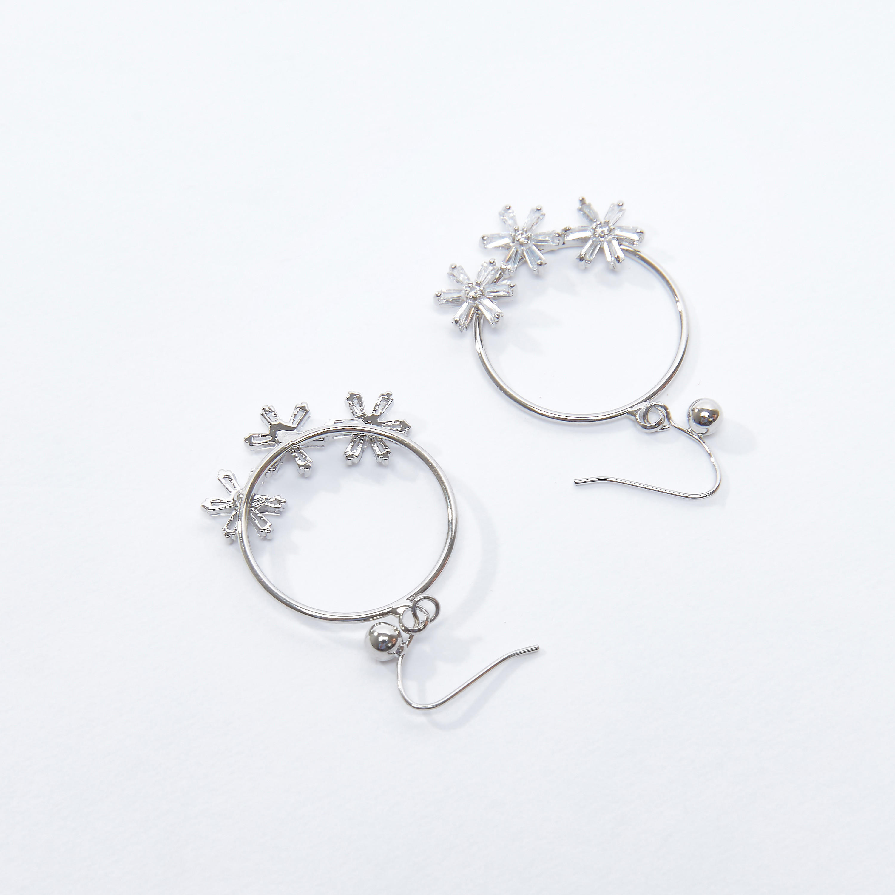 أقراط متدليّة بتفاصيل زهرية وقفل خطّاف-women-watchesandjewellery-jewellery-earrings-image-3