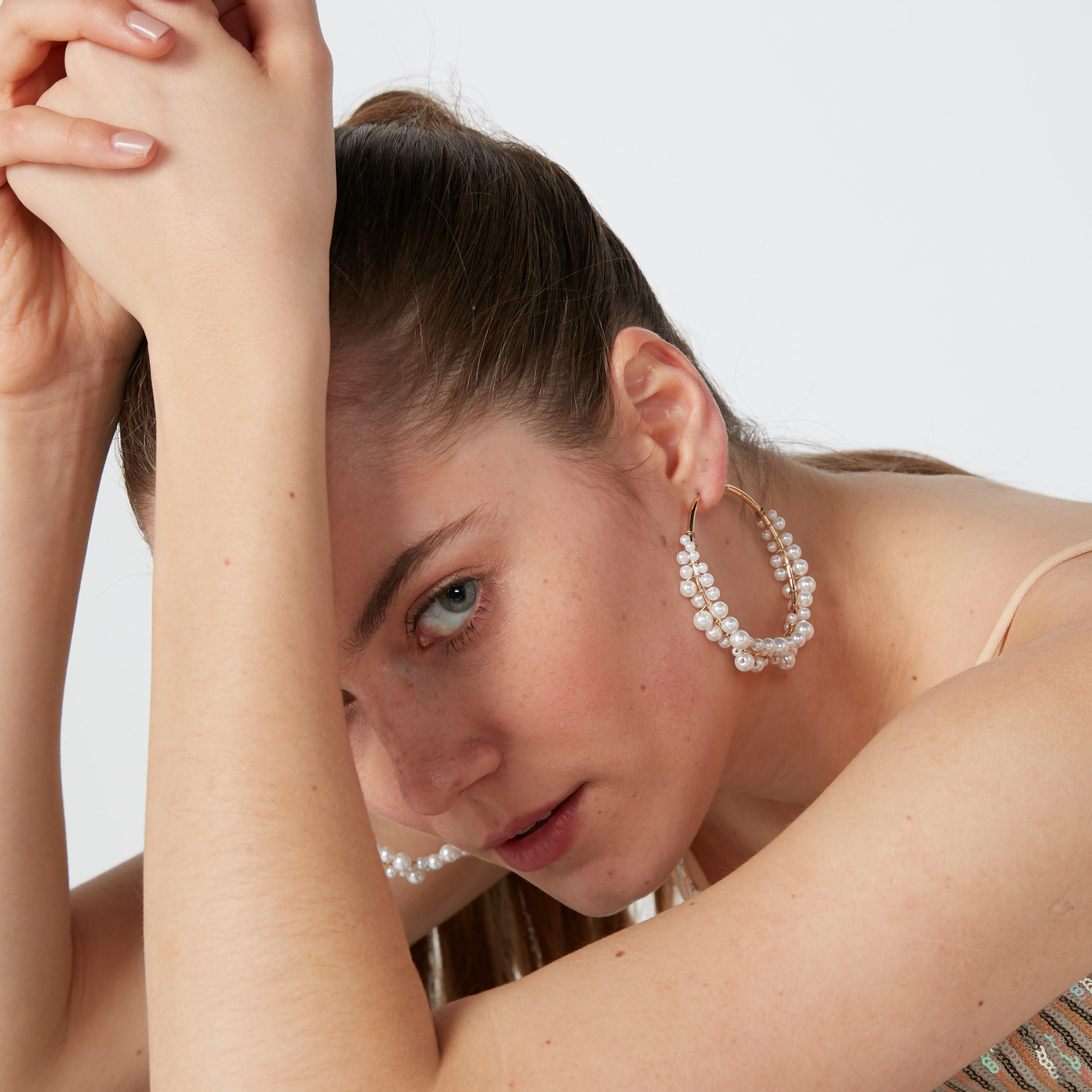 أقراط بحلقات وتفاصيل لؤلؤ-women-watchesandjewellery-jewellery-earrings-image-2